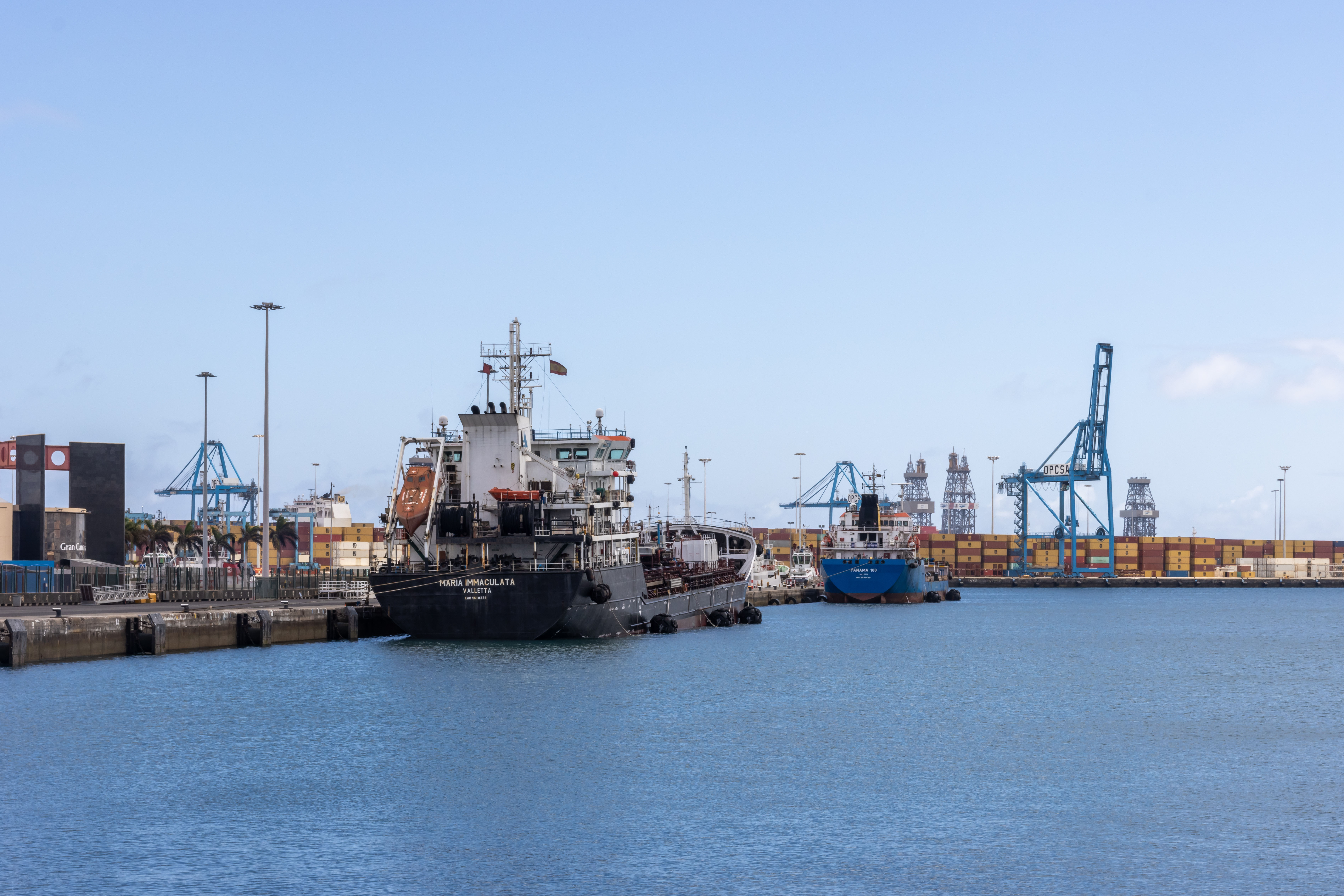 barco en el puerto de bilbao