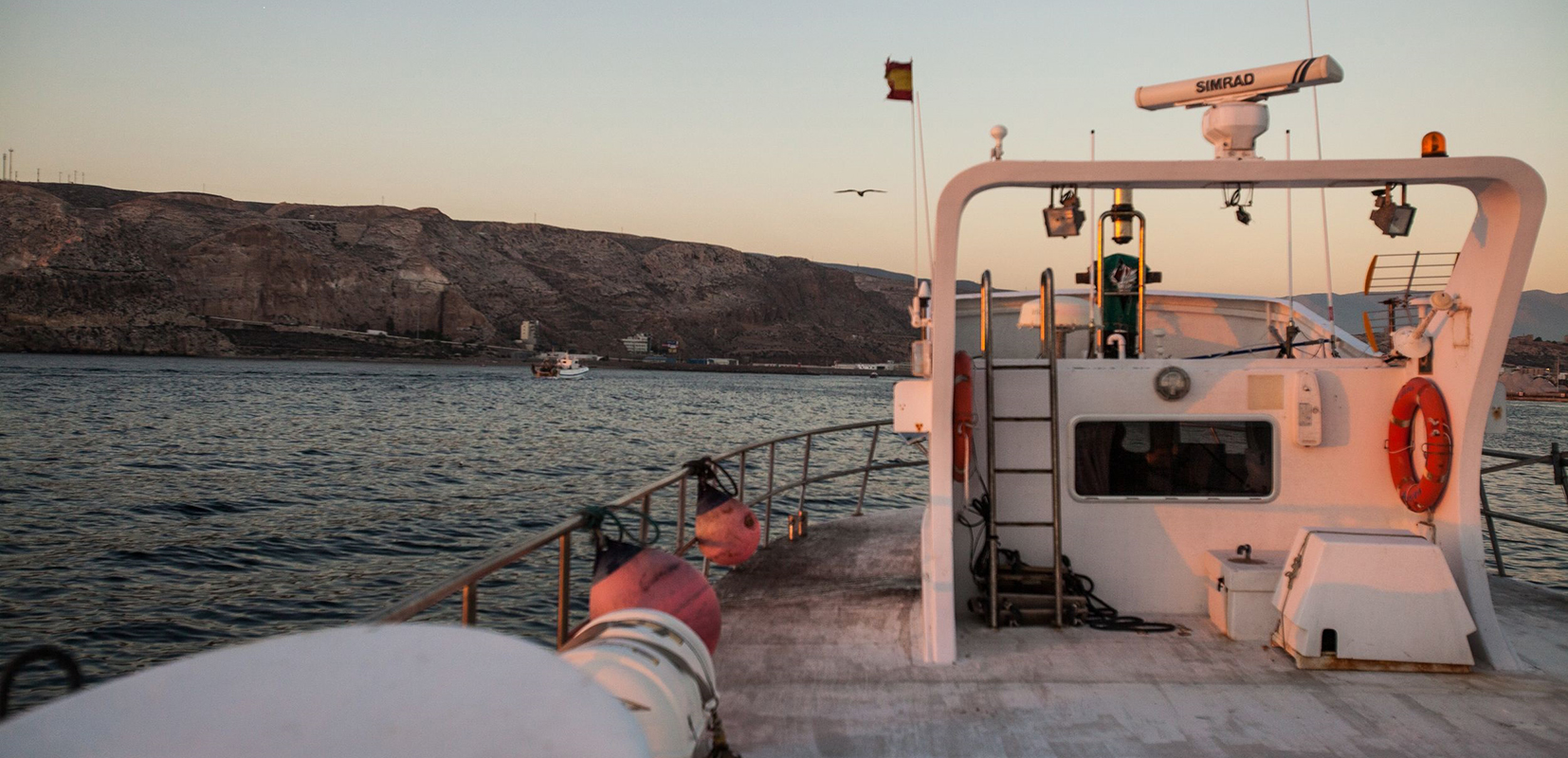 pesqueros navegando en Almería