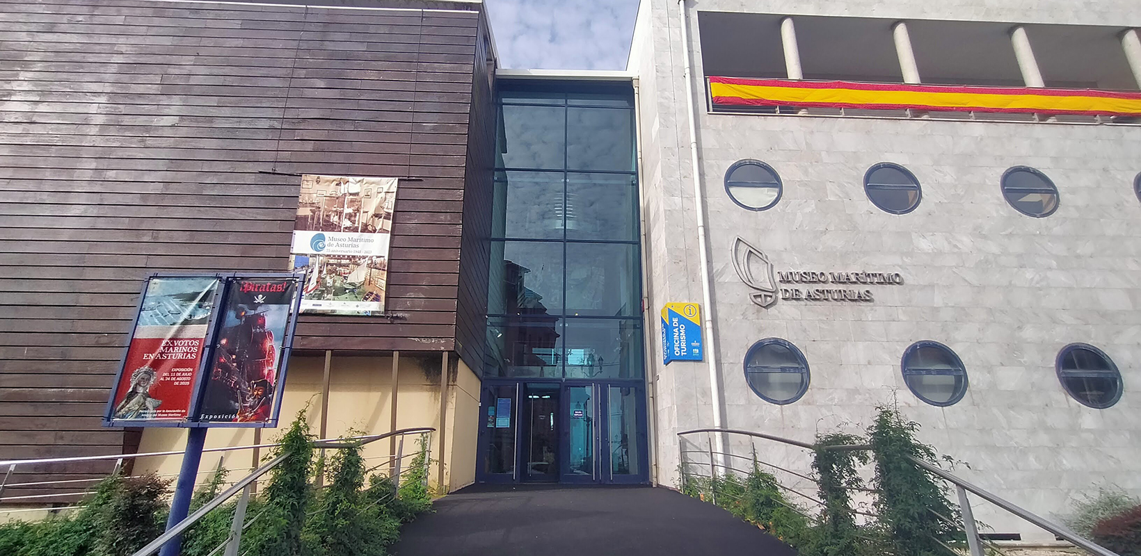 fachada del museo marítimo de Asturias