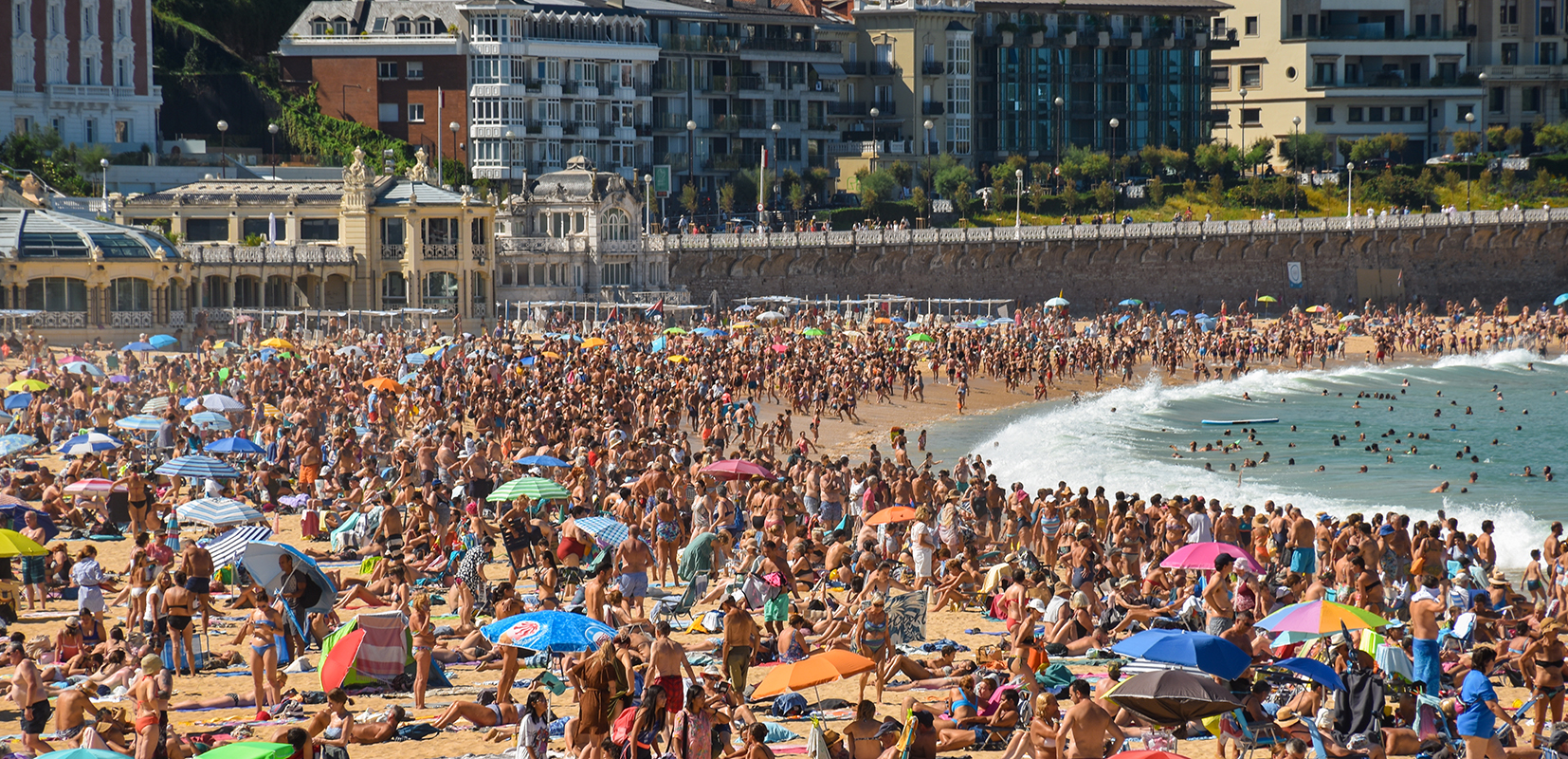 playa repleta de turistas