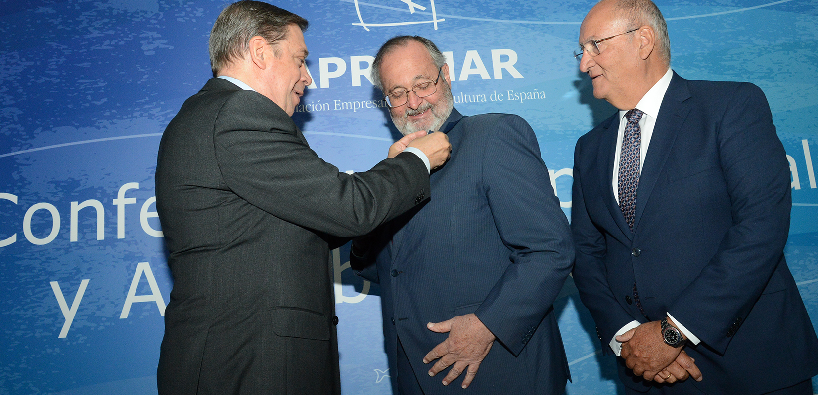 entrega insignia acuicultor de oro