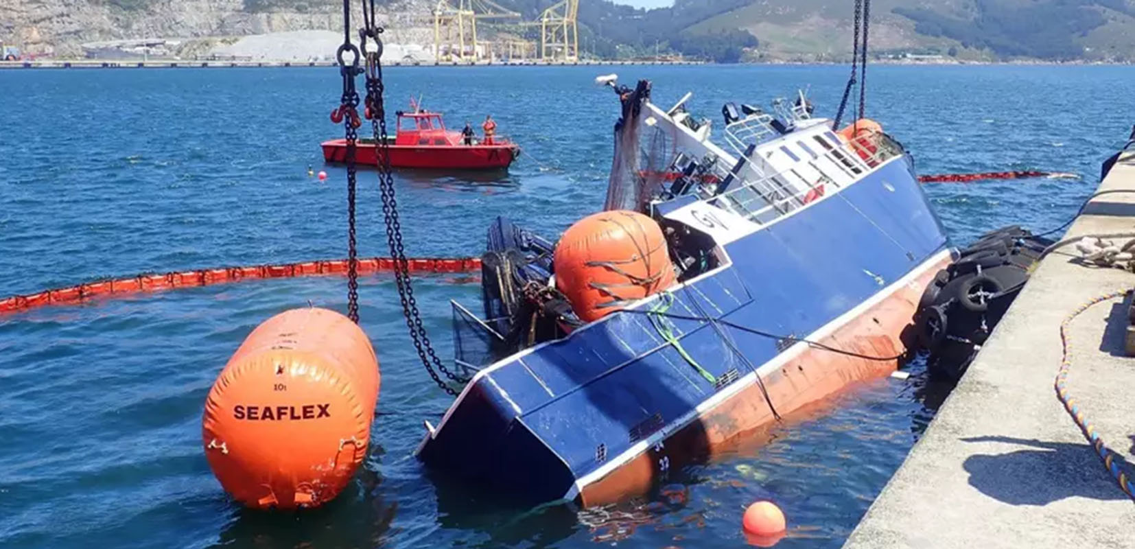 Pesquero hundido en puerto