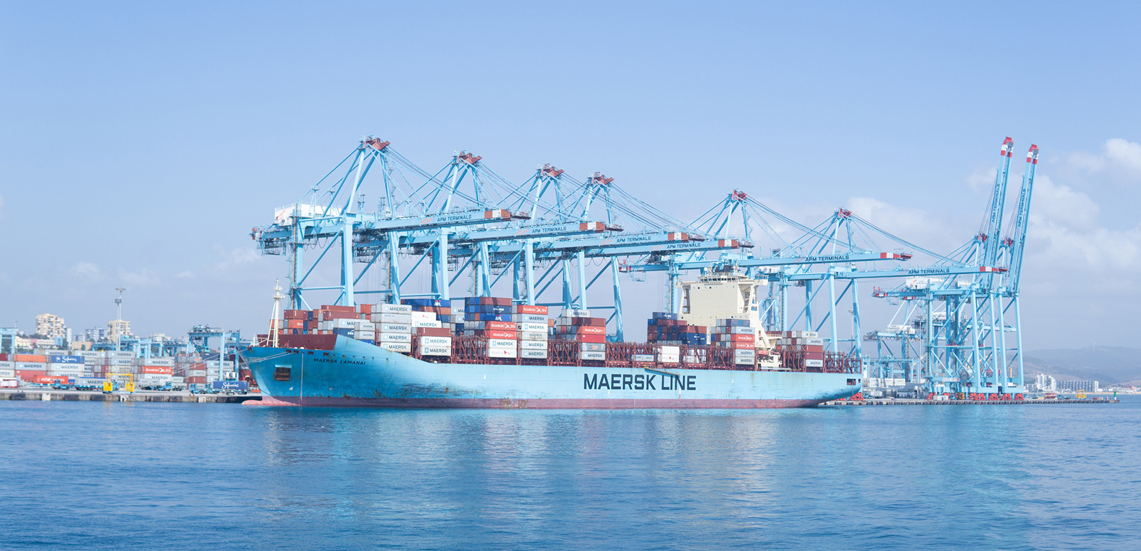 Buque carguero de Maersk Line en puerto Bahía de Algeciras