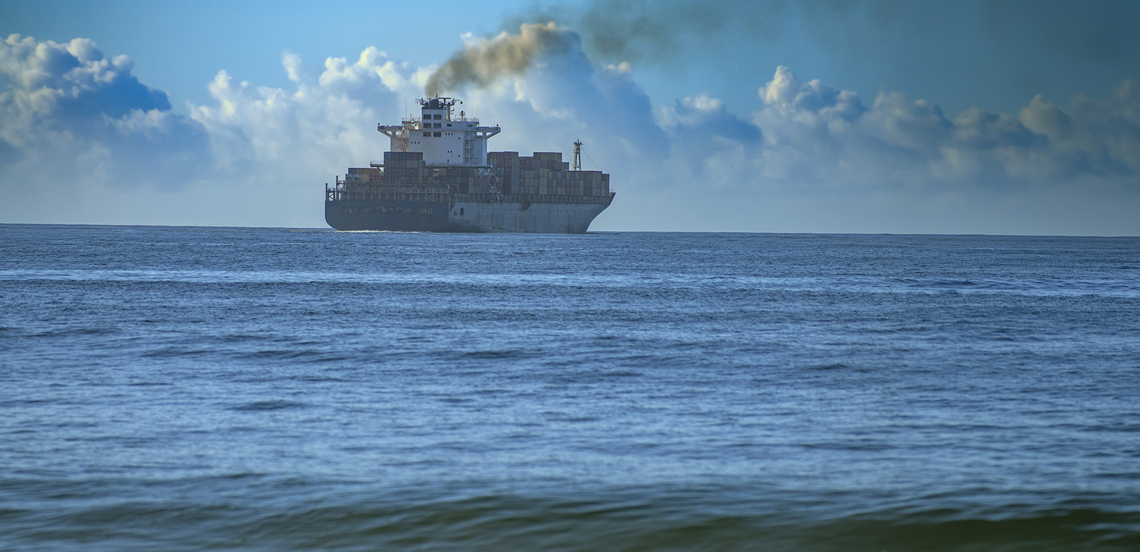 Buque de carga con contenedores de mercancías en el mar