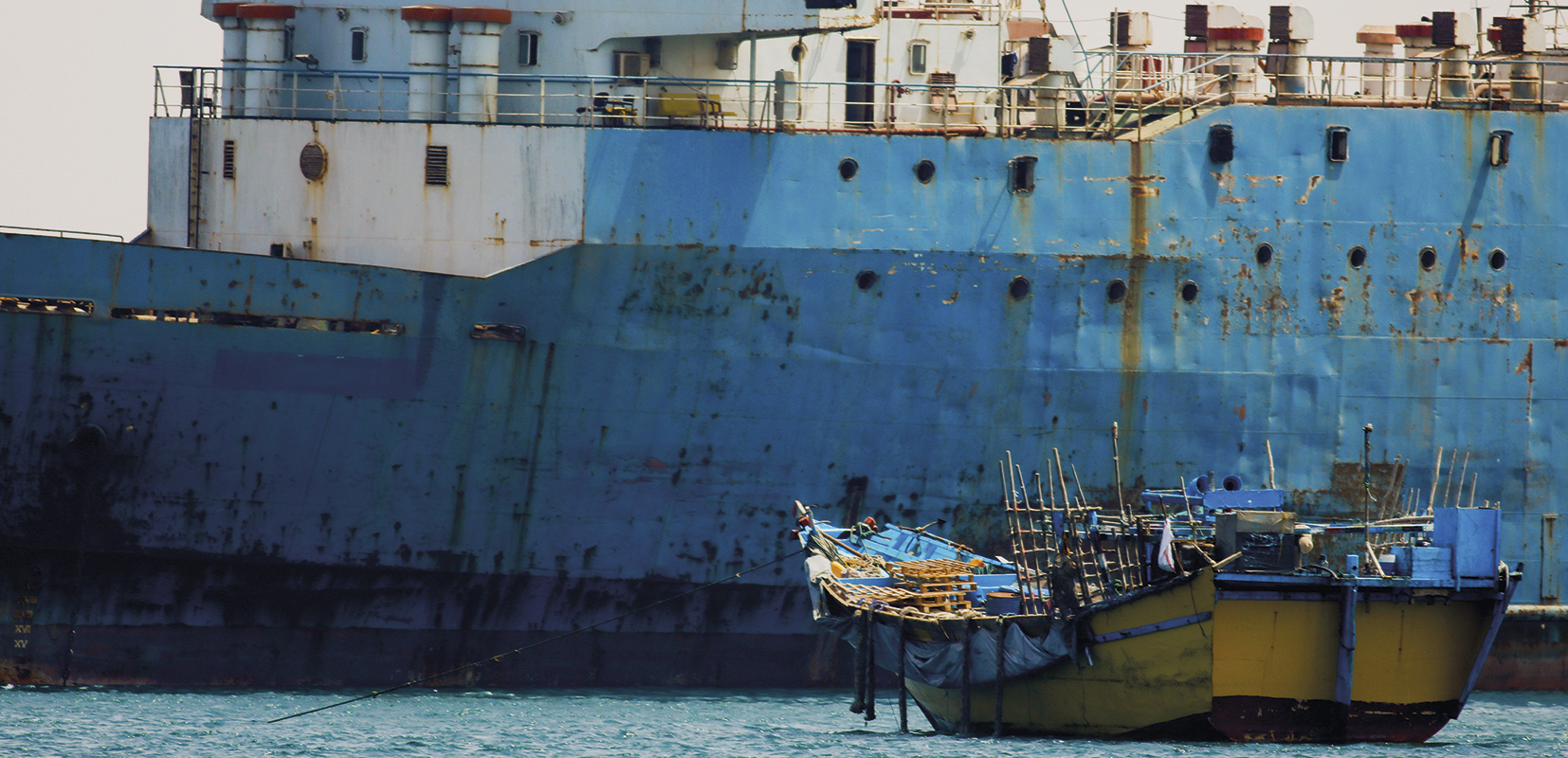 Buque hundido junto a un barco nodriza pirata en el puerto de Bosaso, Somalia 