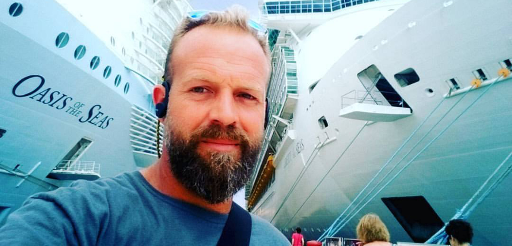 técnico de escenarios subacuáticos, donde su labor incluía asistir bajo el agua a artistas en espectáculos como Cats y Mamma Mia.