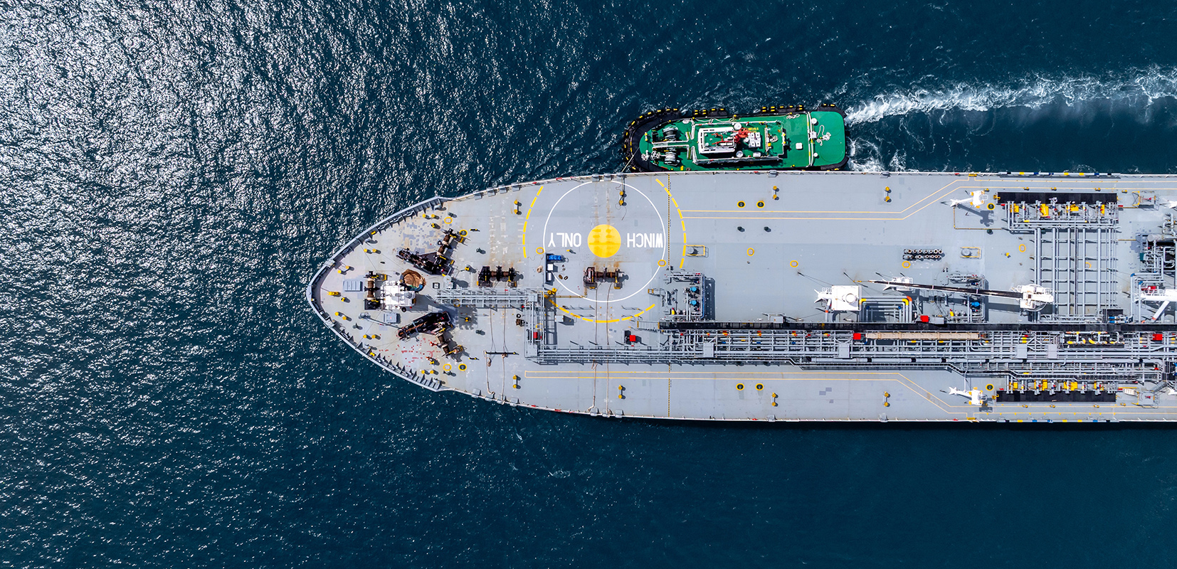 Vista aérea buque cisterna de gas LPG