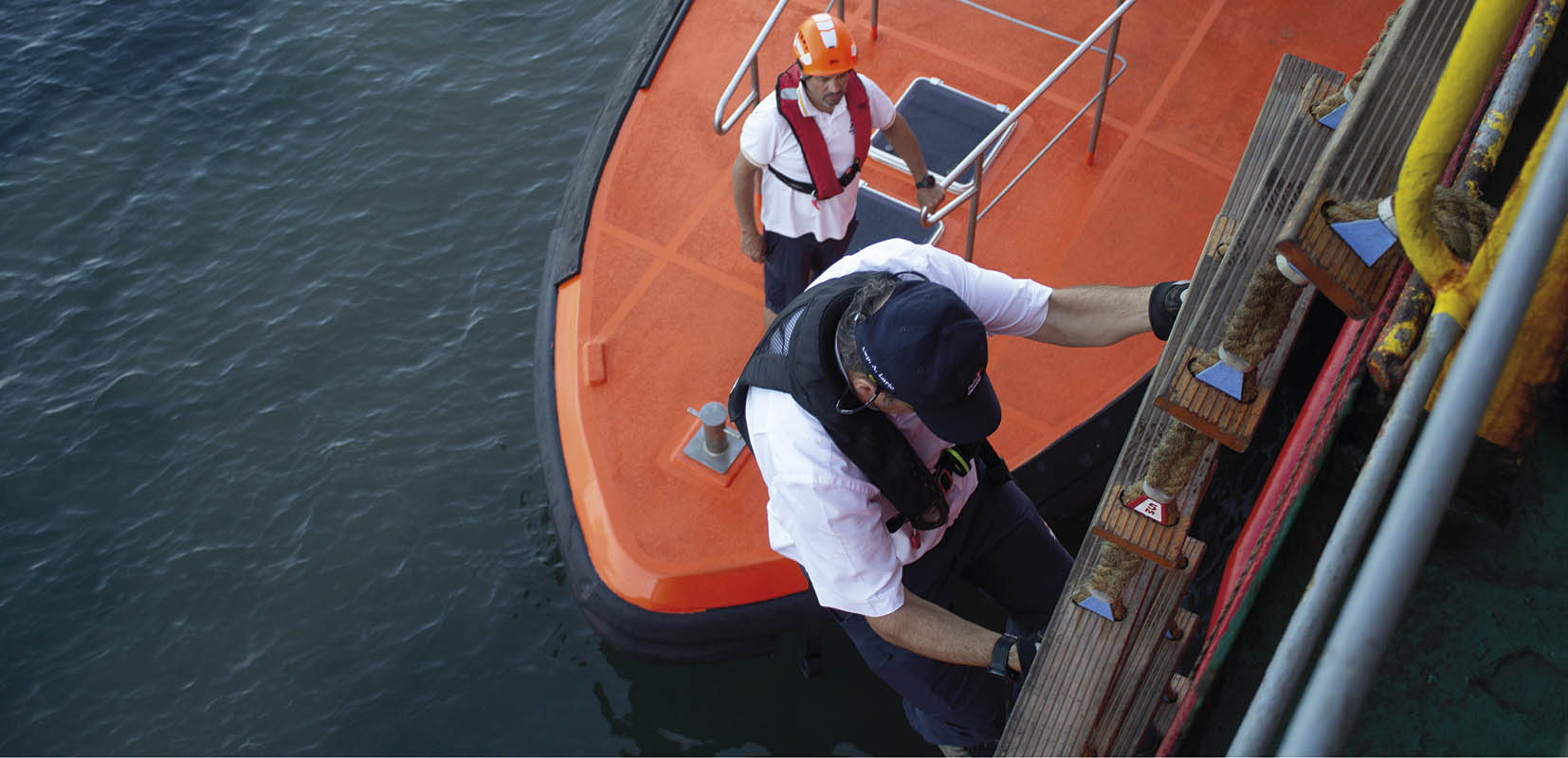 El práctico Antonio Larios, descendiendo por la escala del buque Wec Vermeer