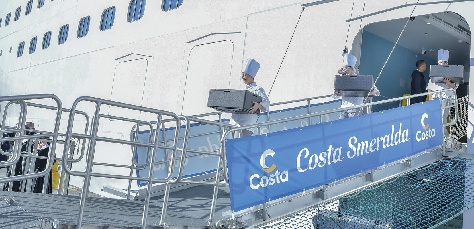 Entrega de alimentos de Costa Cruceros