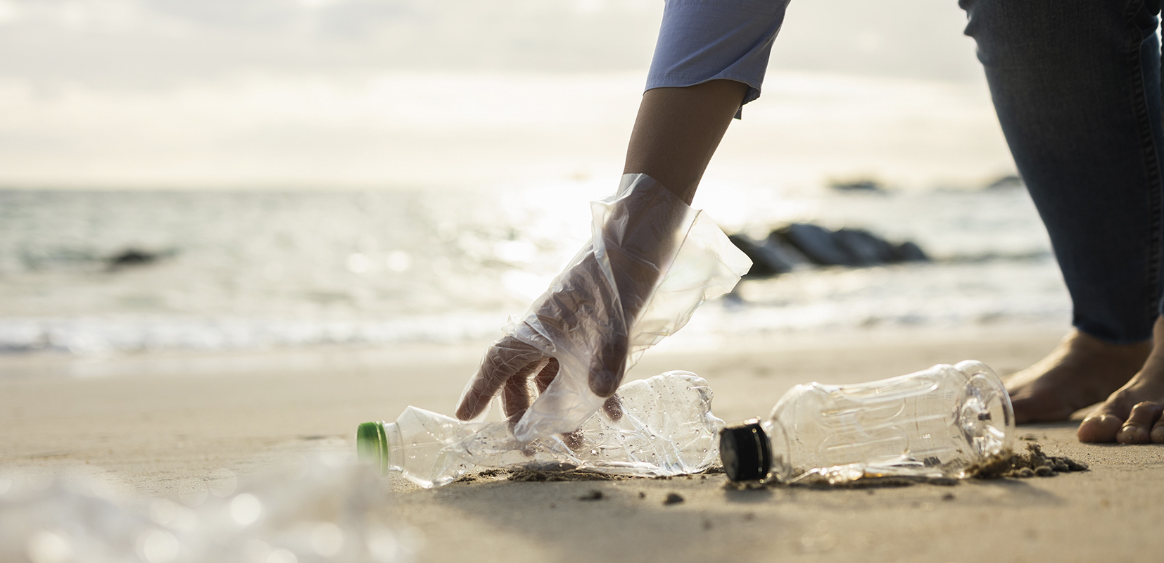 recogiendo botellas de plástico en la playa