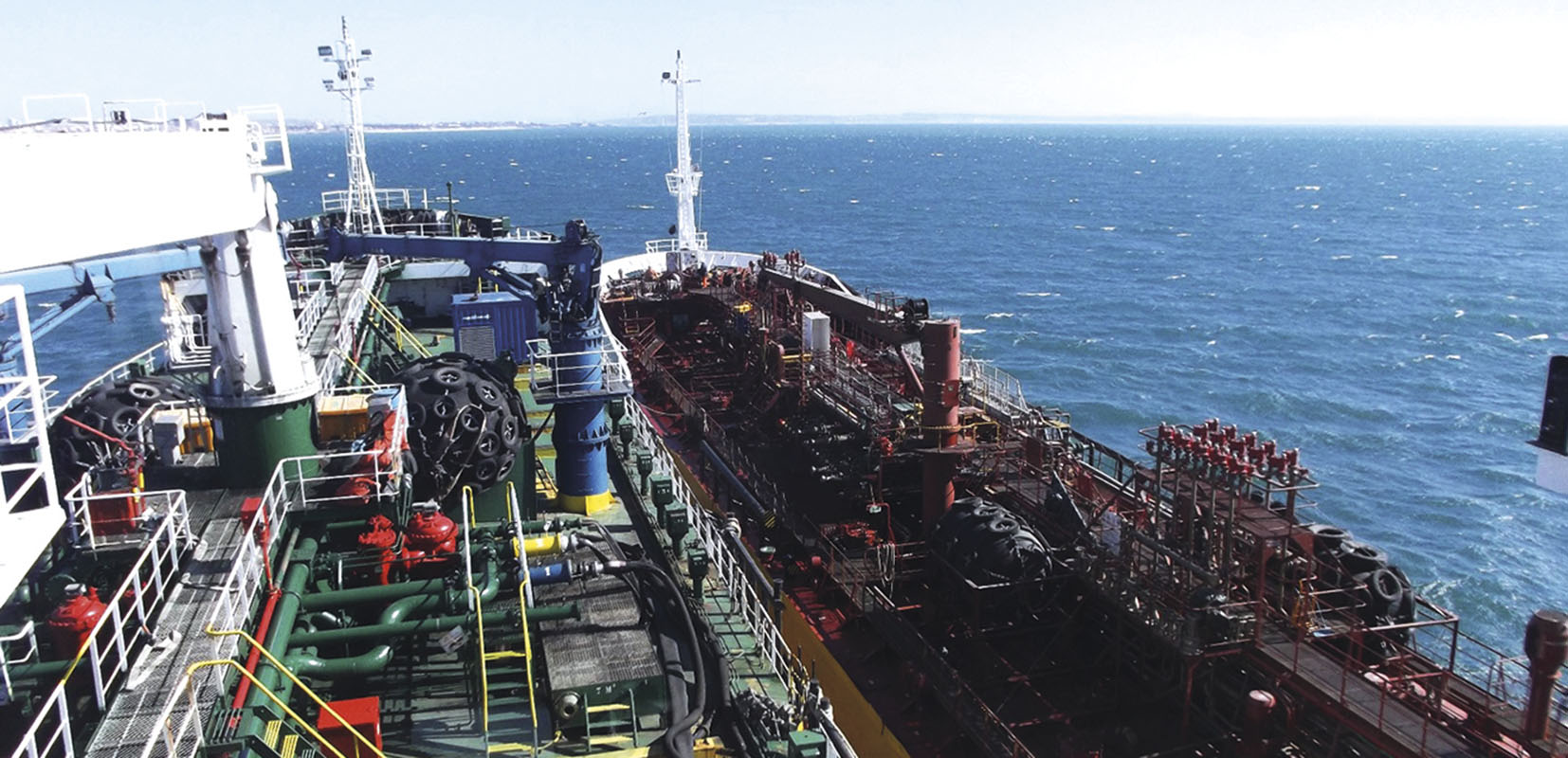 Izquierda petrolero “Bahía Tres”, dando suministro a otro barco (ship to ship)