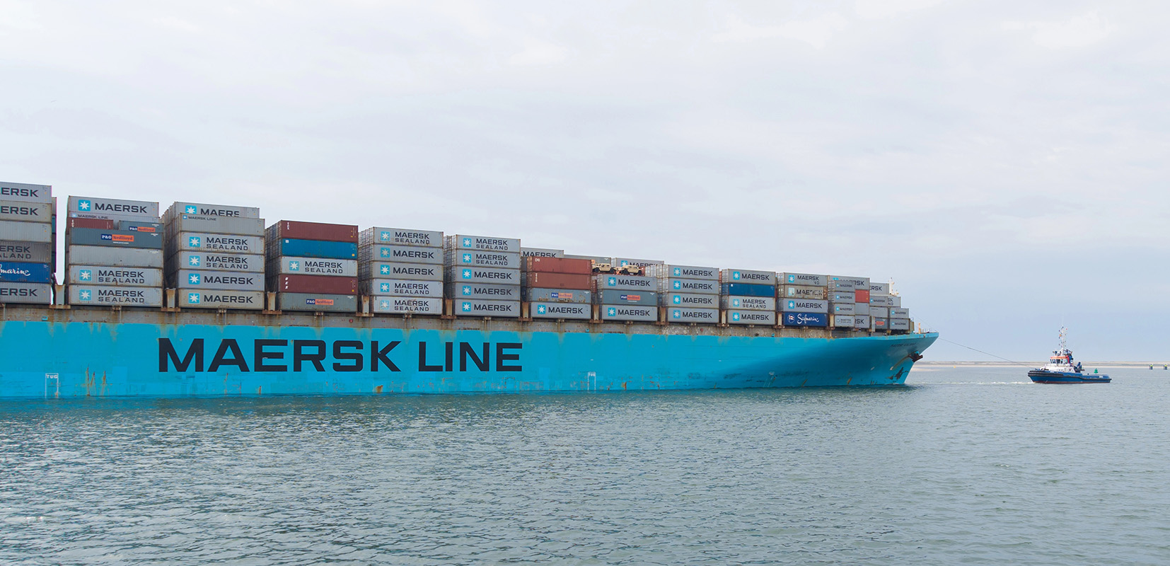 Buque portacontenedores Maersk Line saliendo del puerto de Rotterdam