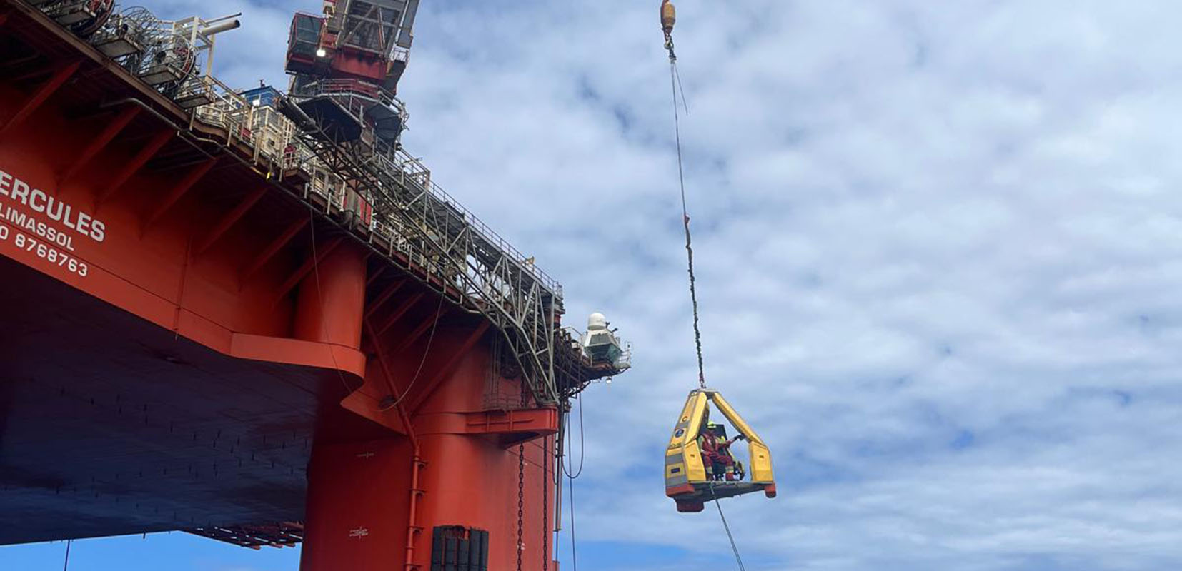Práctico del puerto suspendido en una grúa de la plataforma
