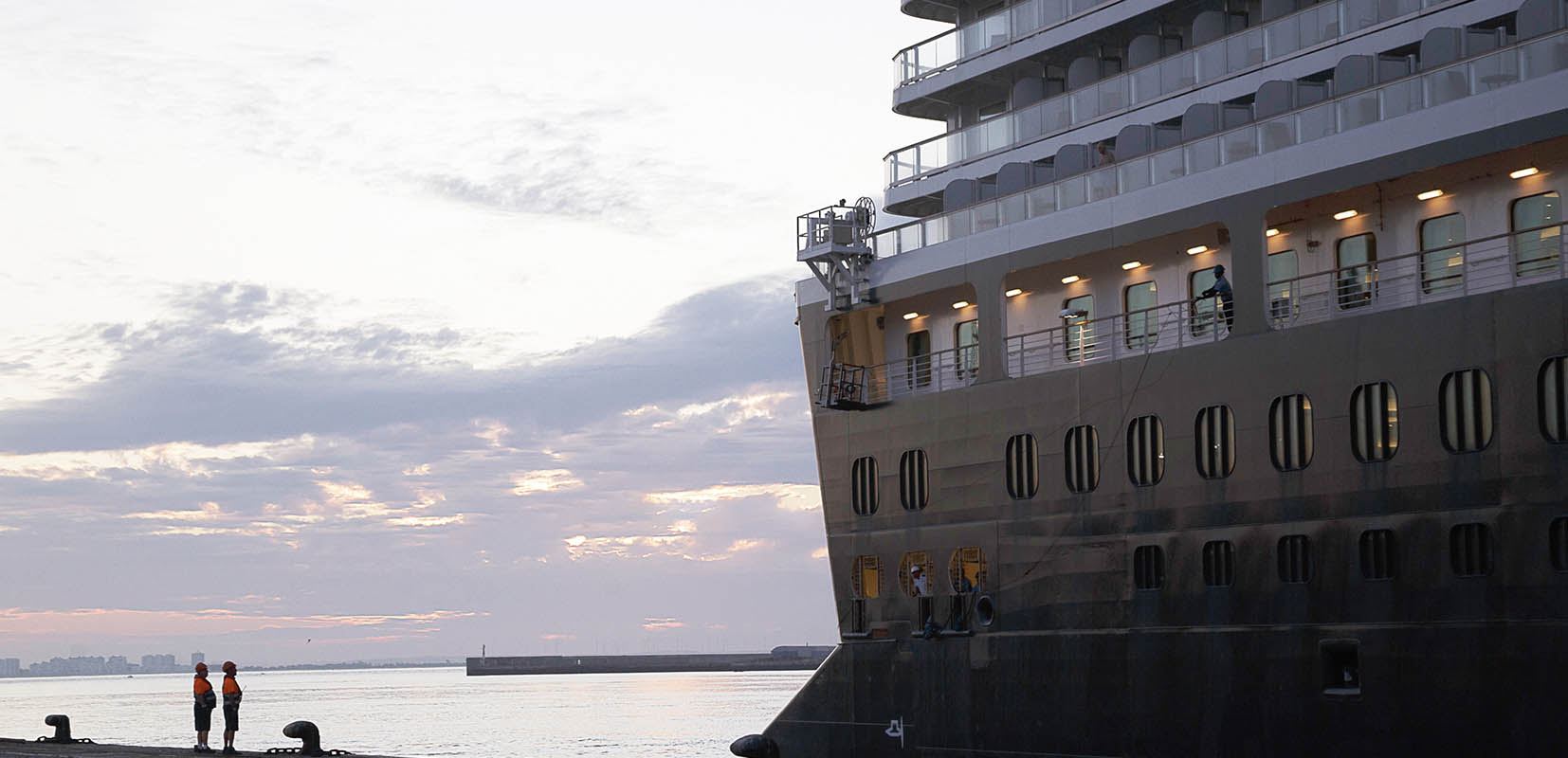 Trabajadores en puerto del crucero Queen Ane atracado en el Puerto de Cádiz @Óscar Cárdenas