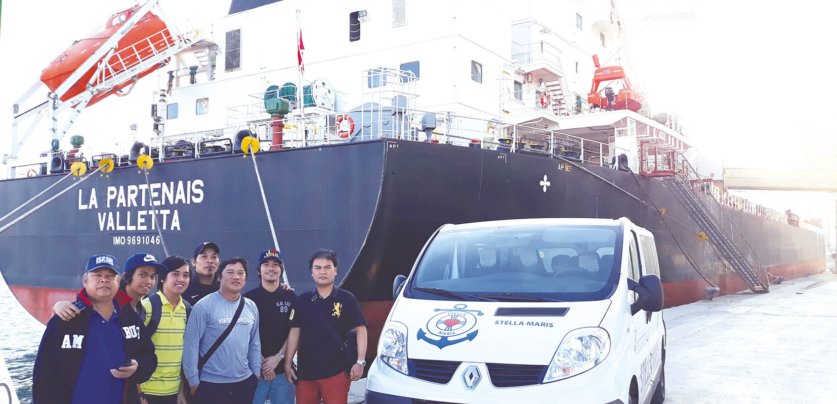 Una furgoneta de Stella Maris recoge a los marinos para llevarlos a una visita por Barcelona.