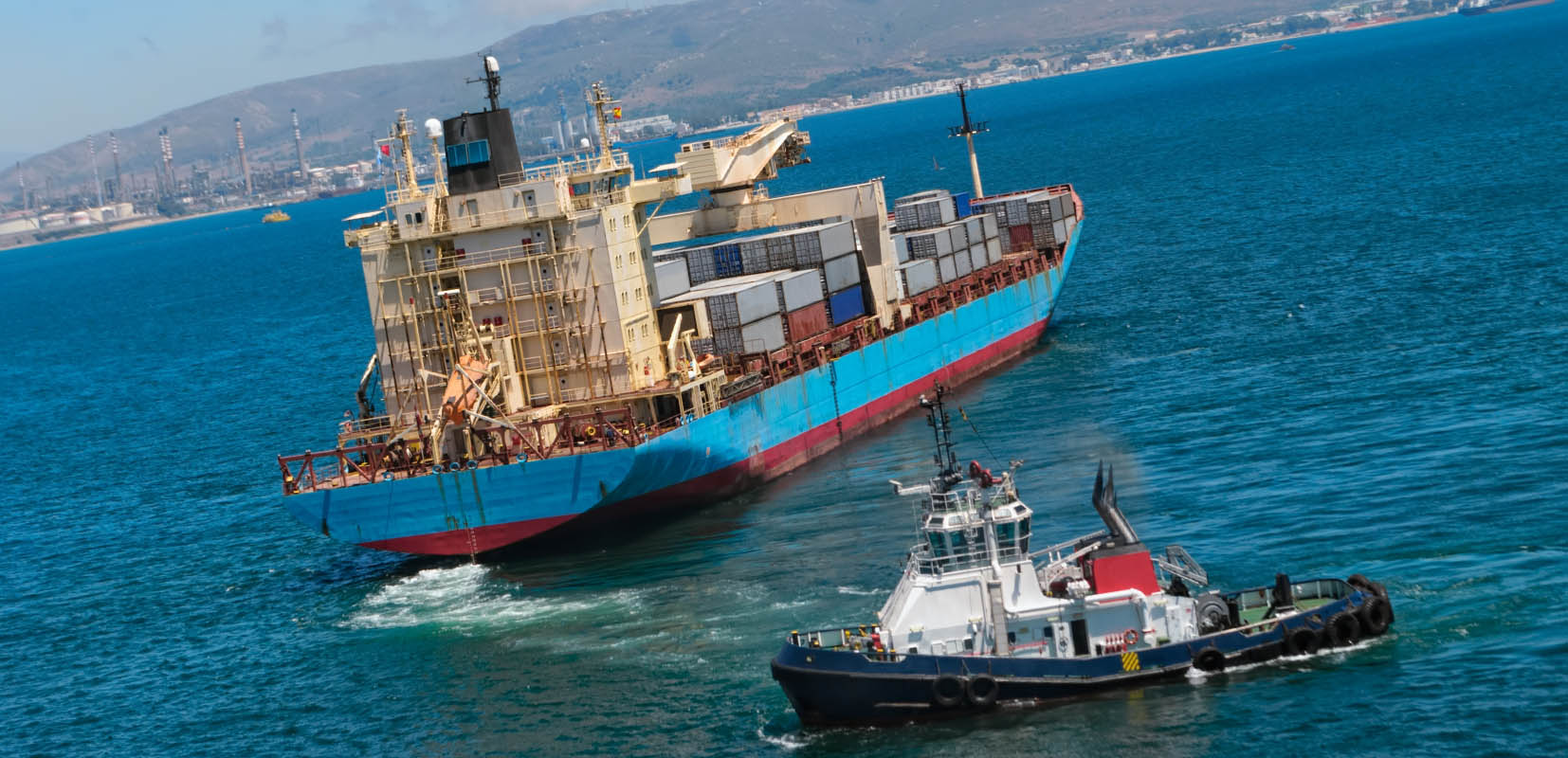 Remolcador y buque de carga en la Bahía de Algeciras