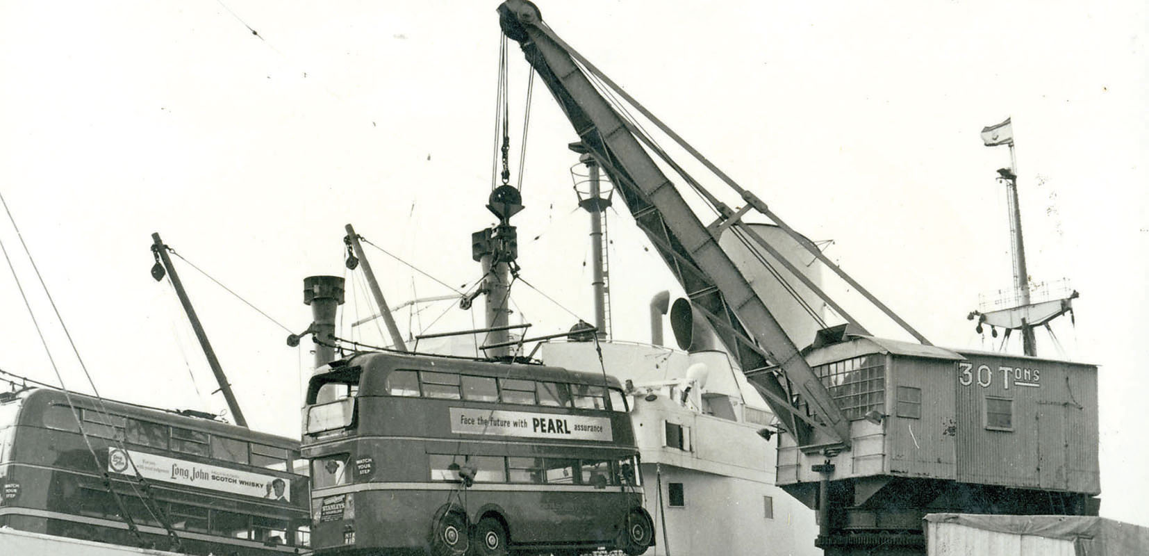 una grúa descargando trolebuses ingleses en 1961