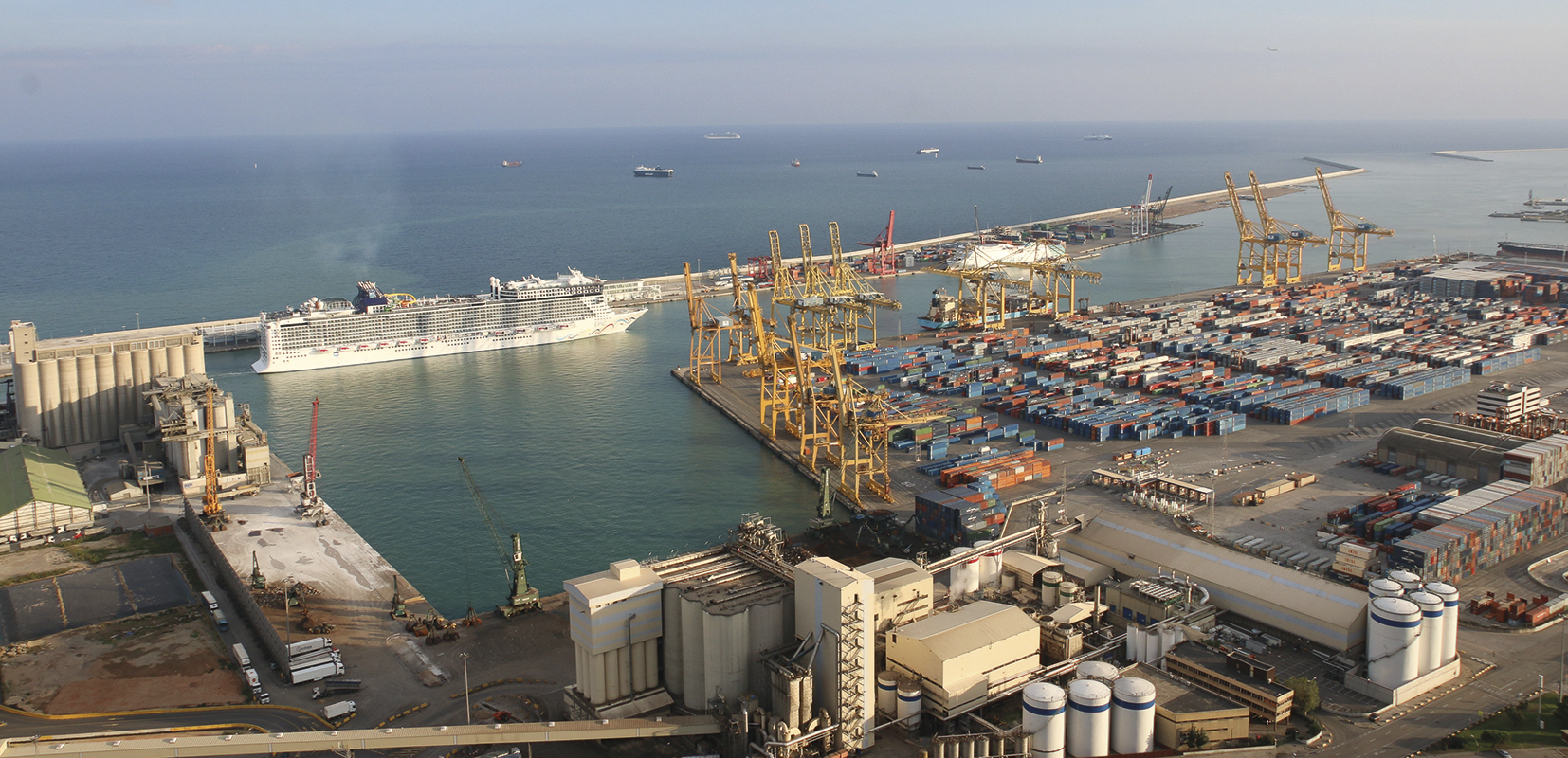 Imagen del puerto de Barcelona, puerto de referencia europeo en Autopistas del mar 