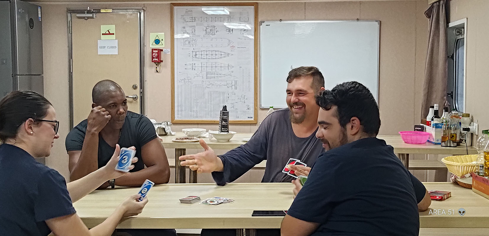 Tripulantes del buque tanque Villarreal jugando al juego de cartas Uno