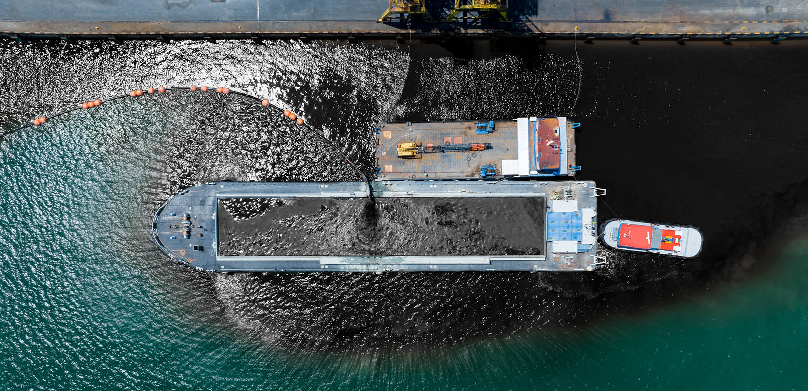 buque petrolero derramando fuel en puerto