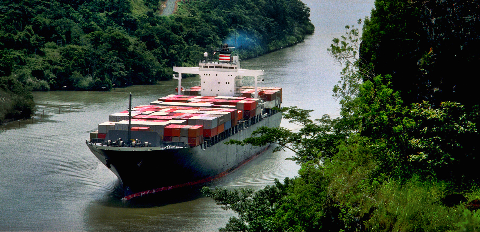 Buque mercante atravesando el canal de Panamá