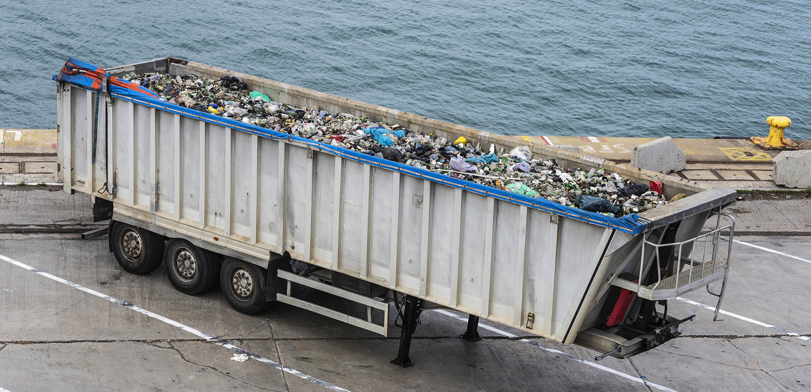 Contenedor de basura para plásticos en el puerto..