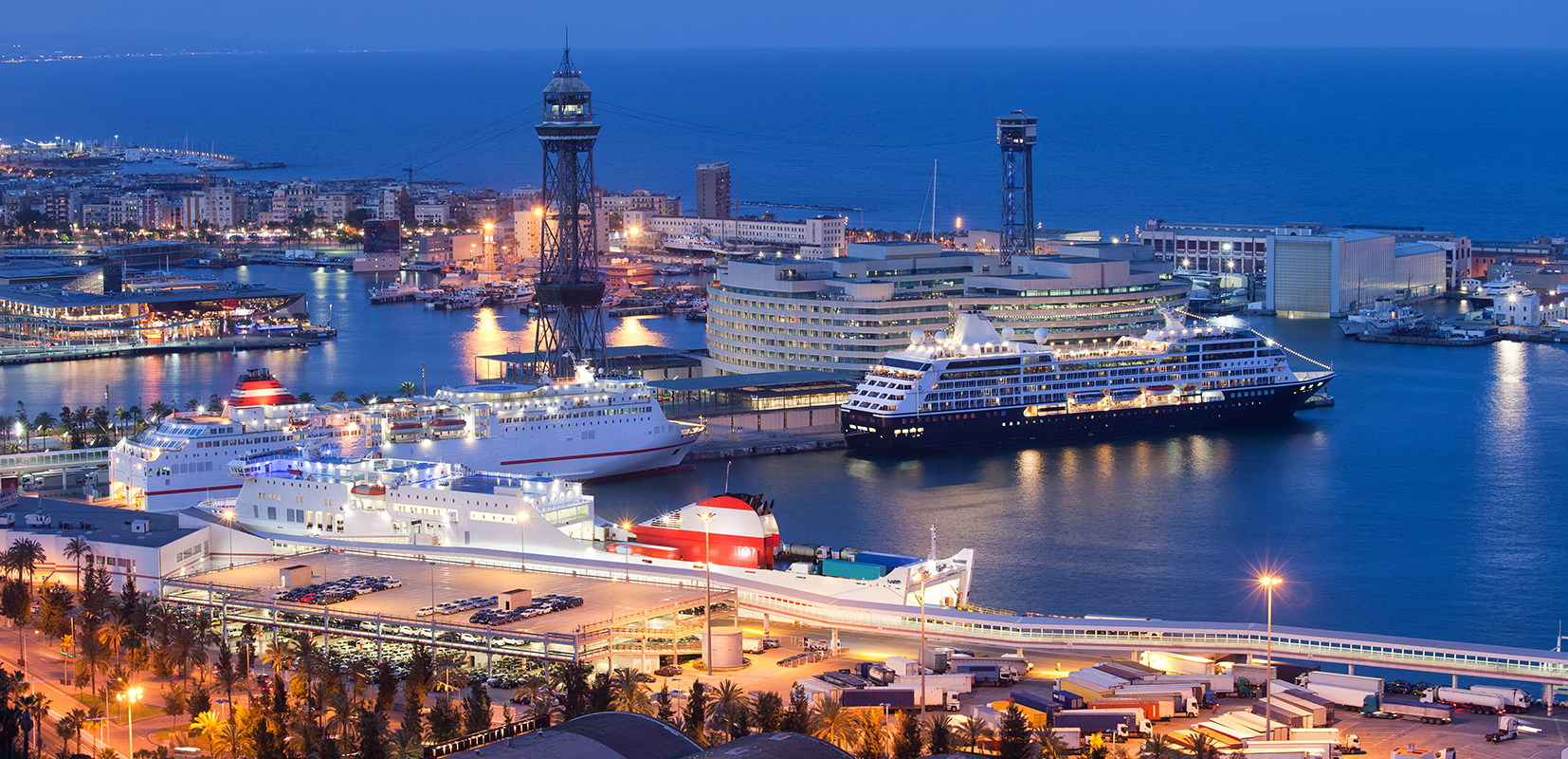 Vista nocturna de crucero en el puerto de Barcelona