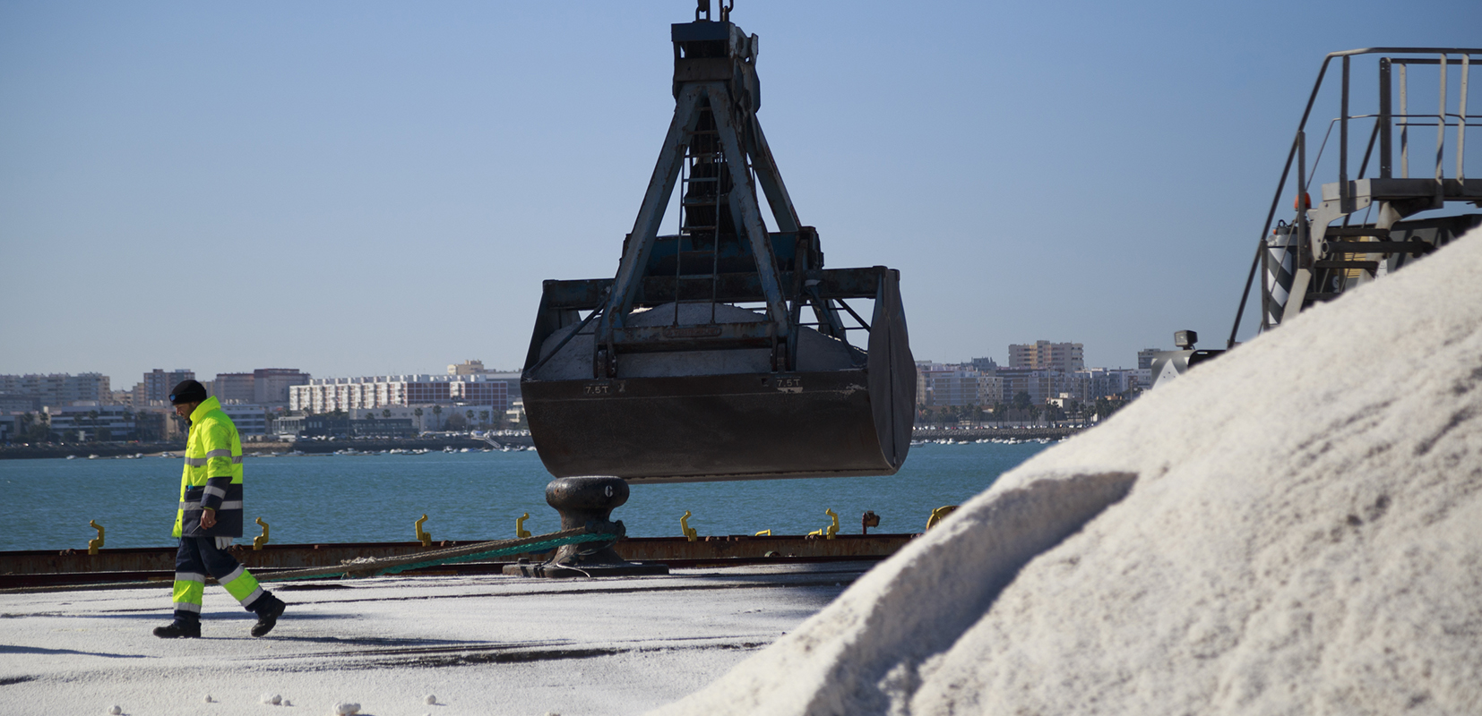 Trabajador con la sal del Puerto de Cádiz