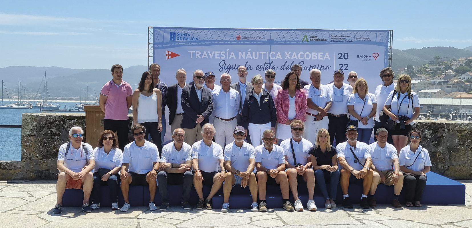 Rosa Quintana junto a la veintena de navegantes de la expedición que está realizando la travesía portuguesa