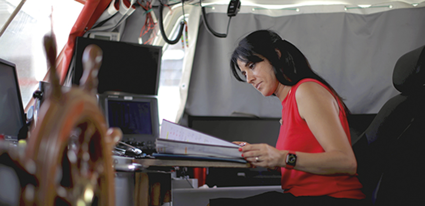 mujer en barco