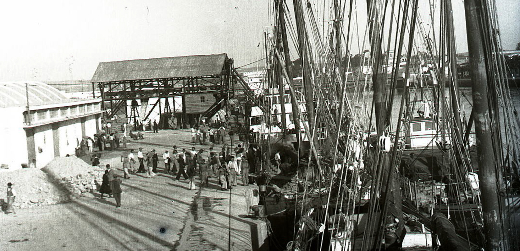 Puerto de Cádiz en 1929 con la inauguración del transbordador aéreo para el transporte de mercancías