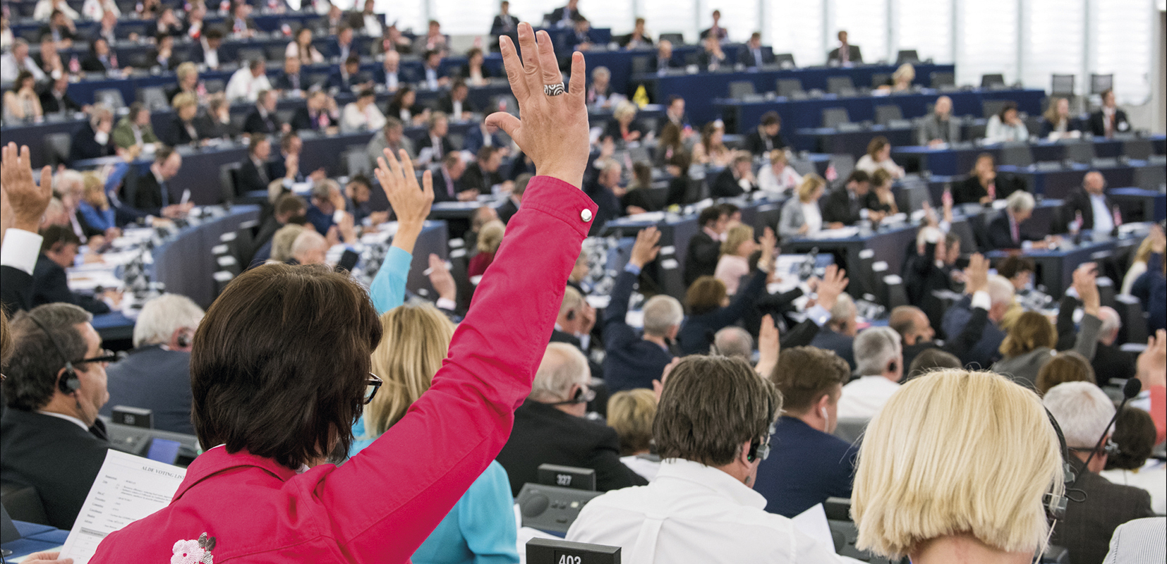 mujer levantando la mano en una Reunión  