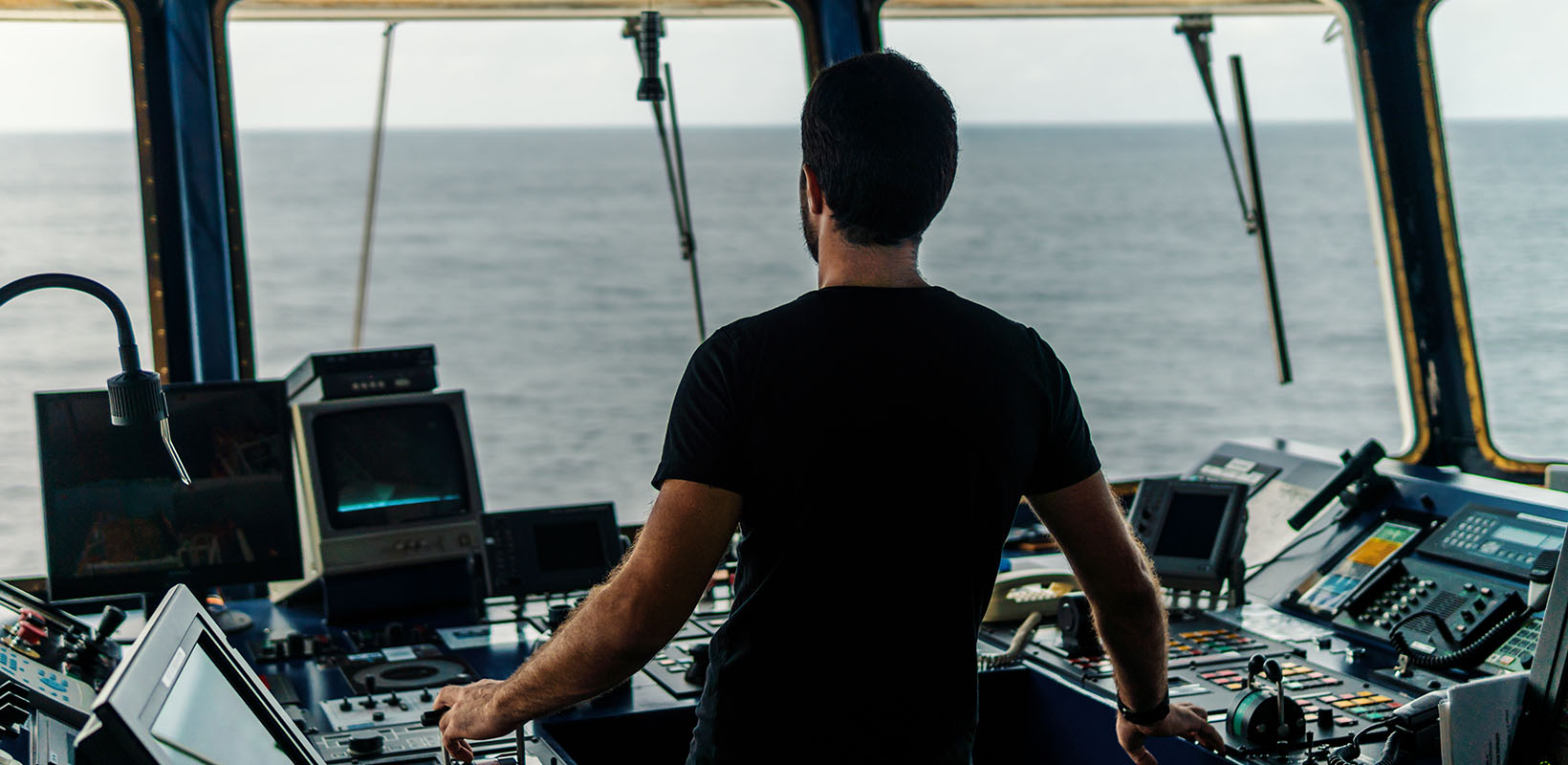 Trabajador navegando un barco en el puente