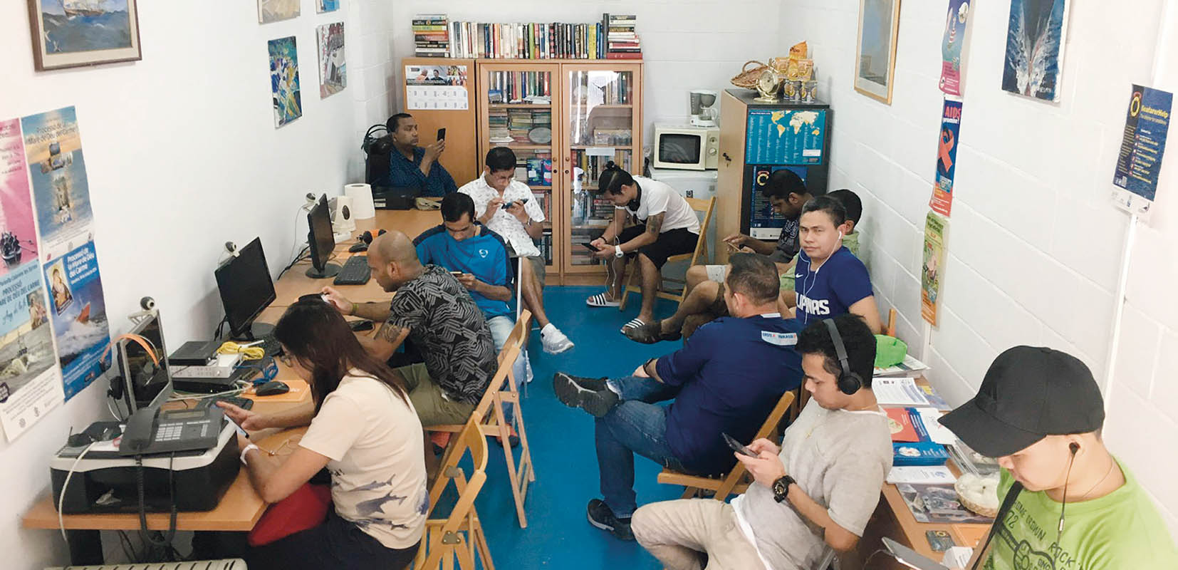 Tripulantes conectados a Internet para hablar con sus familias en el puerto de Barcelona.