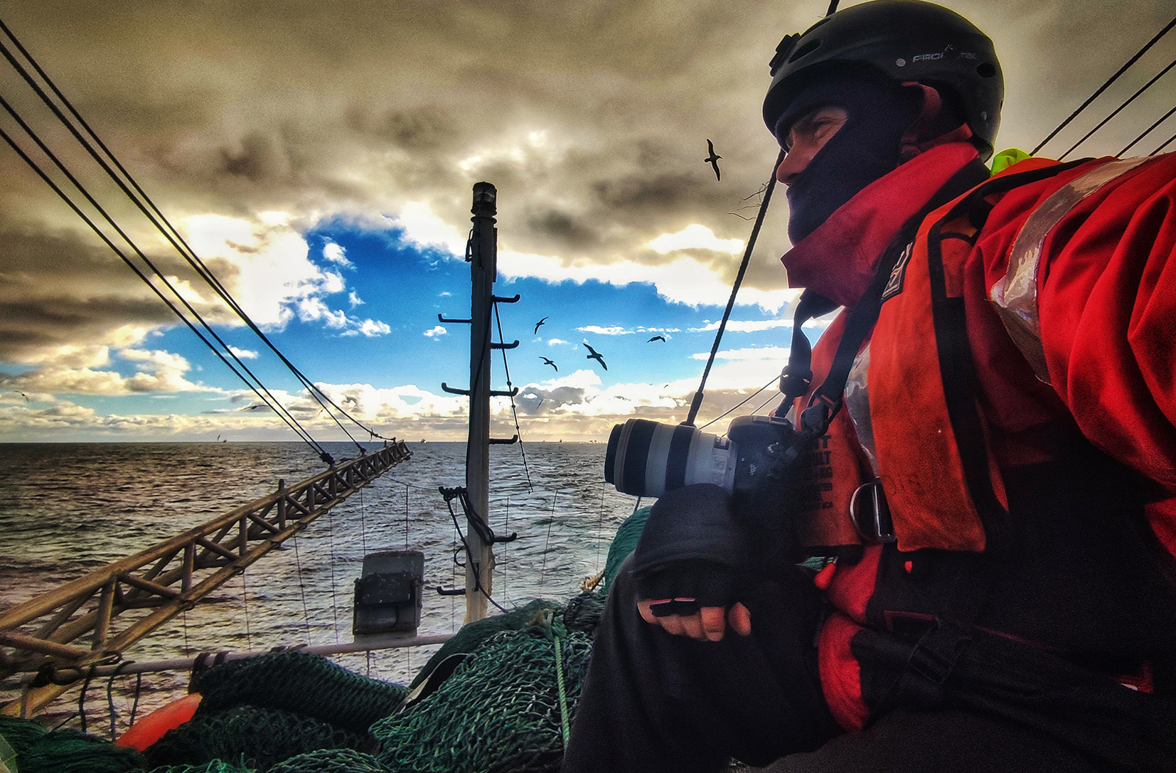 Observador científico marino realizando el seguimiento de la actividad pesquera en aguas del Atlántico sur.