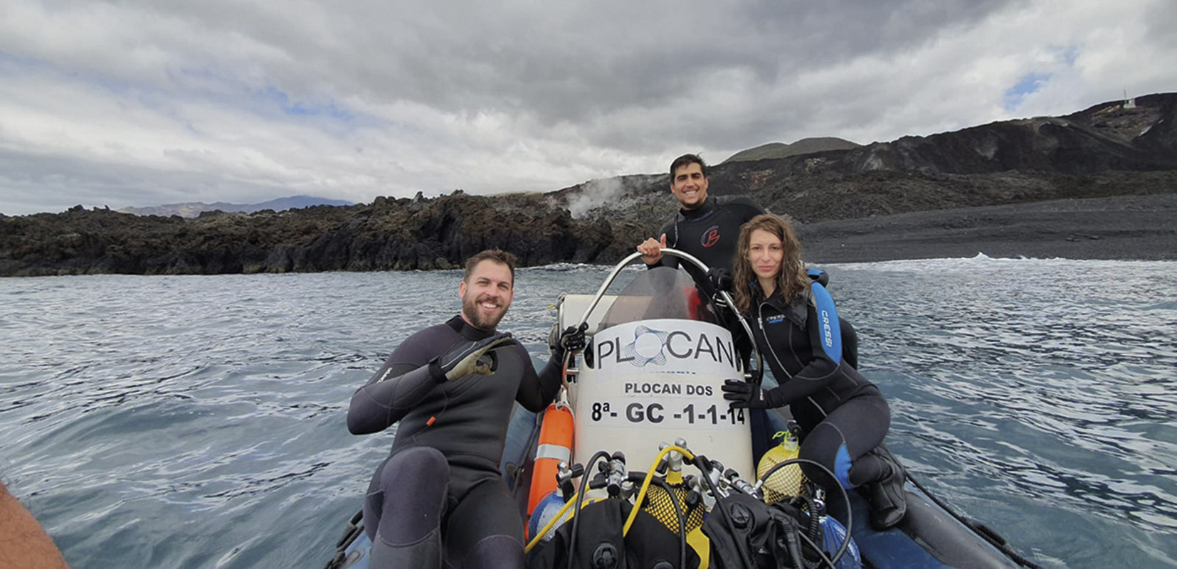Equipo de investigadores en el mar donde tuvo lugar la erupción del volcán 
