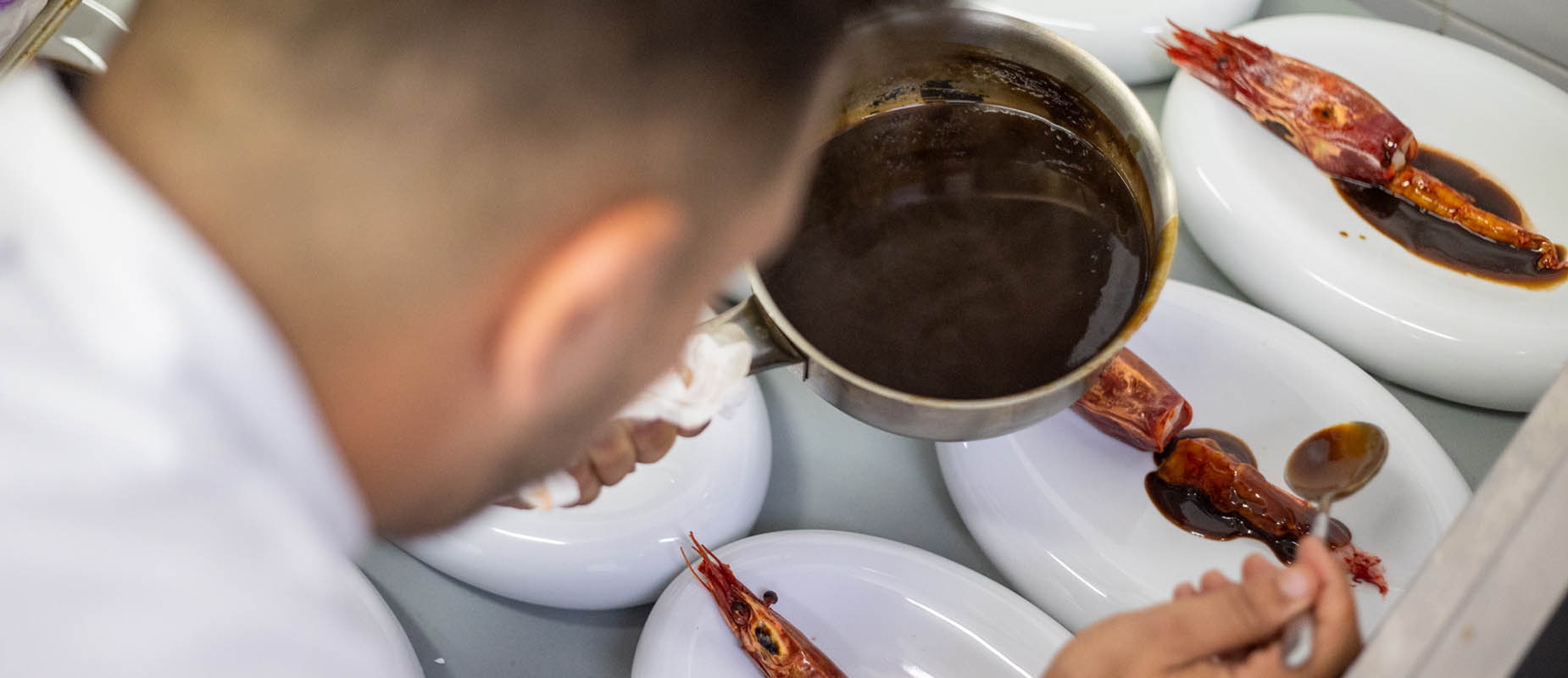 Chef preparando un menú con productos del mar