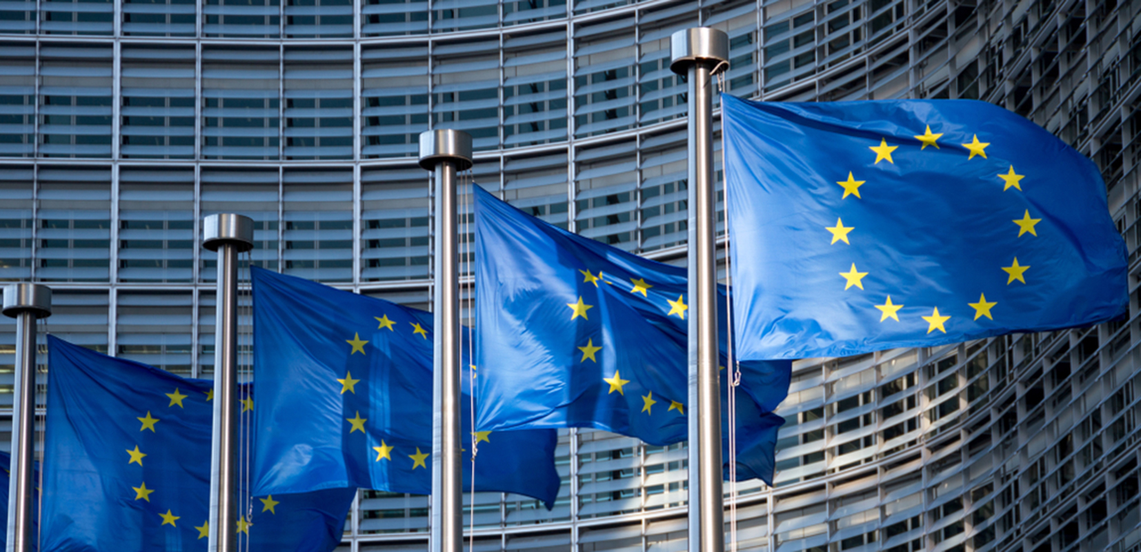 Banderas frente al edificio de la Comisión Europea