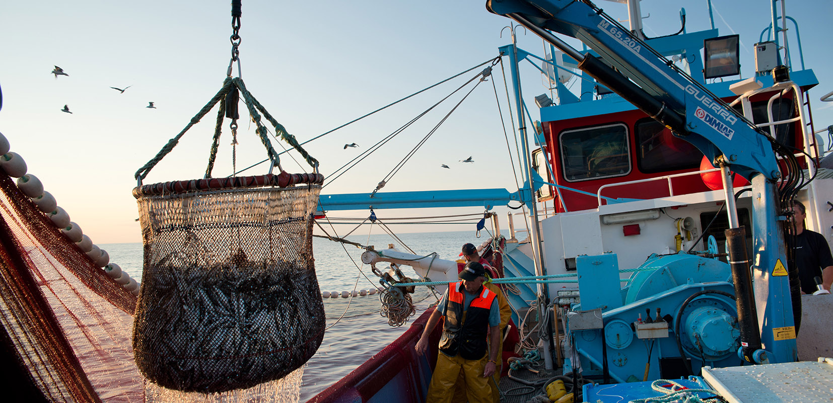 Barco pesquero con copo lleno