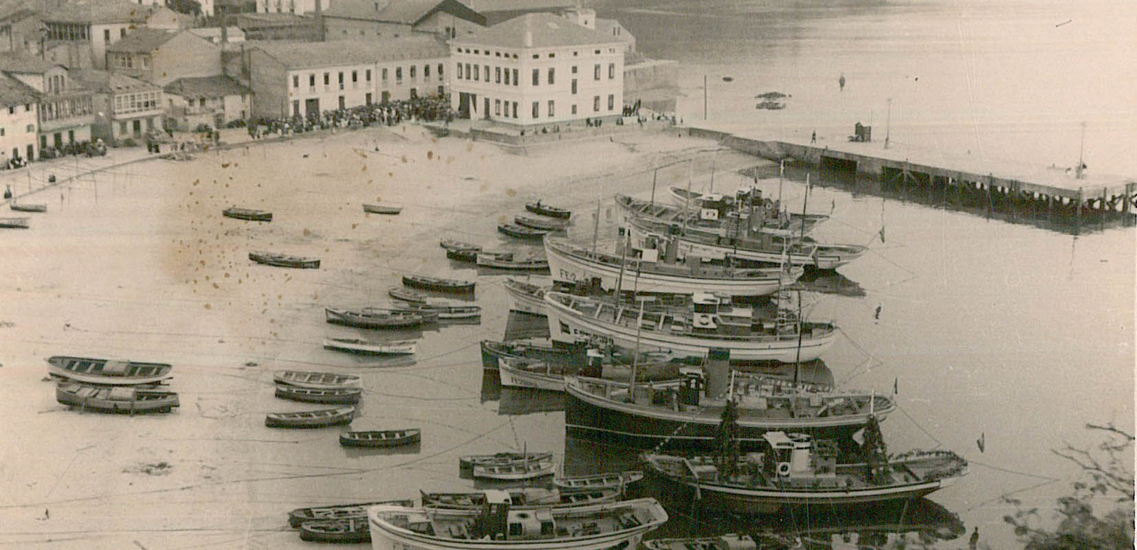 Imagen antigua del puerto y cofradía de Celeiro en Lugo