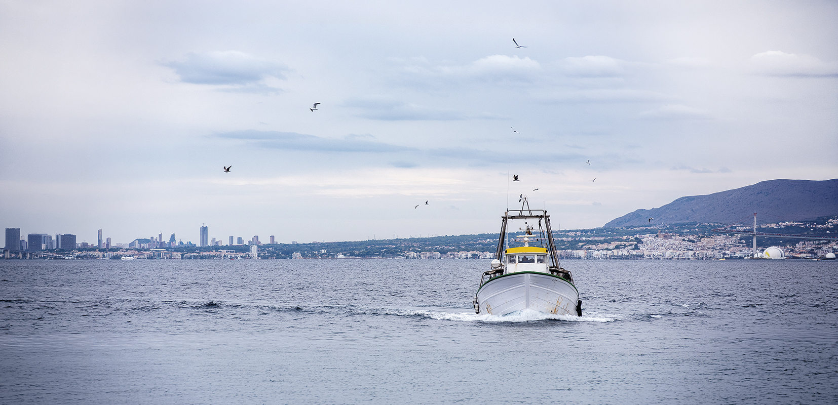 arrastre que regresa al puerto