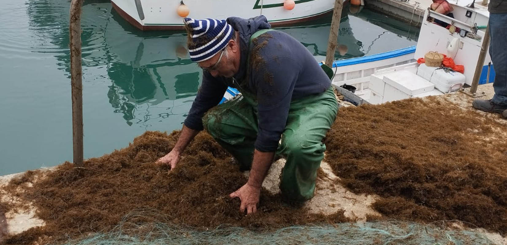 Embarcación Jaime III de Barbate muy afectada por el alga asiática cofradía de Conil
