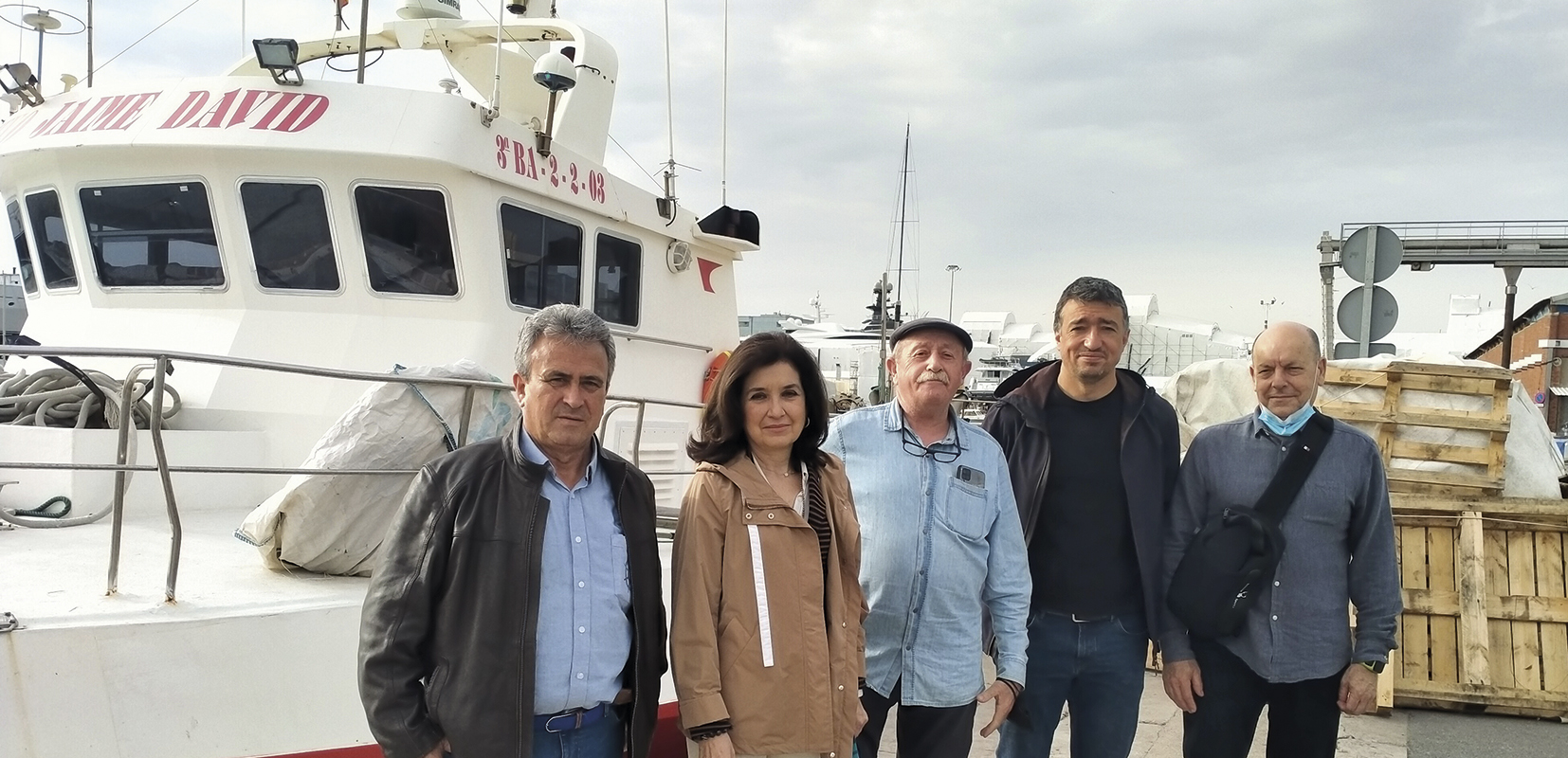 Pescadores de la Cofradía de Barcelona con nuestra directora provincial en el puerto pesquero 
