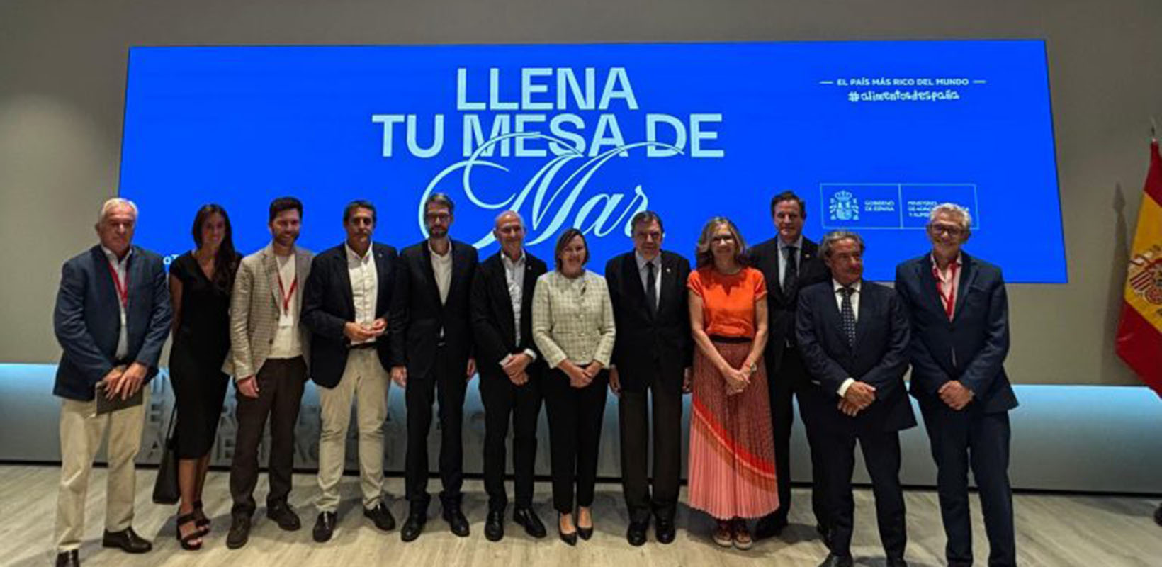 foto en el MAPA tras la firma de convenios para promocionar el consumo de pescado
