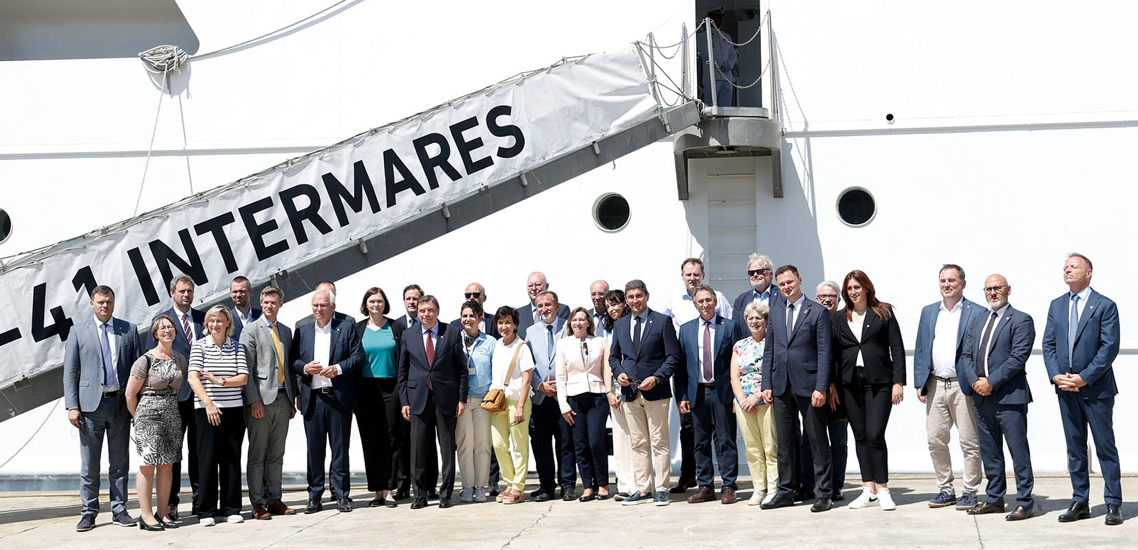 Ministros de Pesca europeos visitando el buque Intermares en Vigo