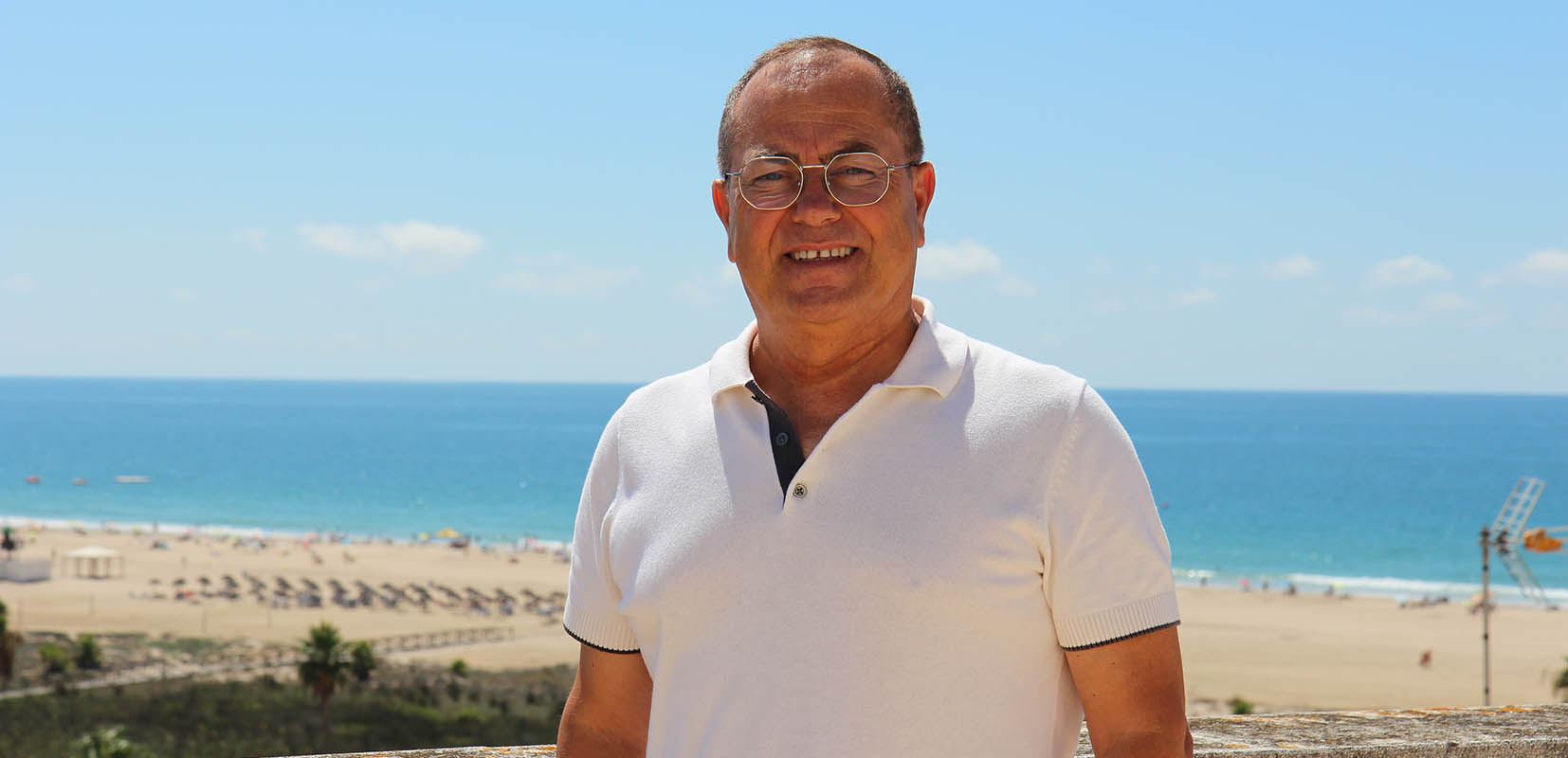 Nicolás Fernández, gerente de la OPP72 de Conil, en el edificio de la Cofradía de Conil