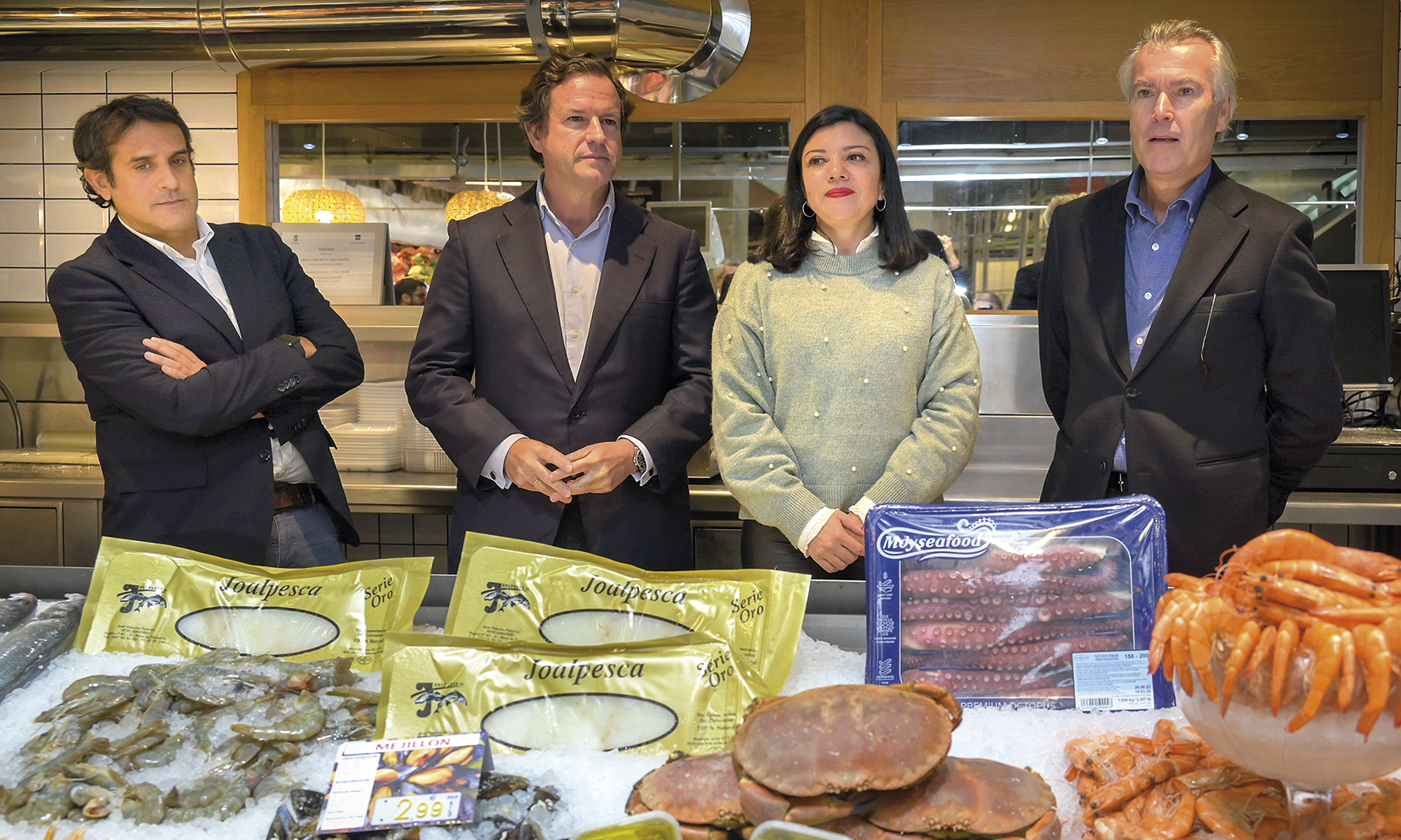 Javier Garat, presidente de Pesca España, junto con demás ponentes del evento en una pescadería