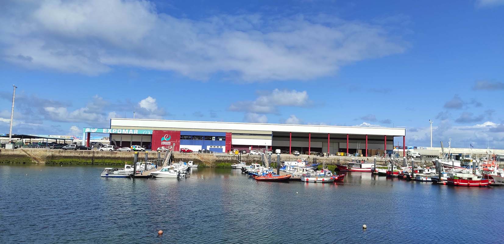 Imagen del pabellón que albergó Expomar 2023 desde el puerto pesquero de Burela