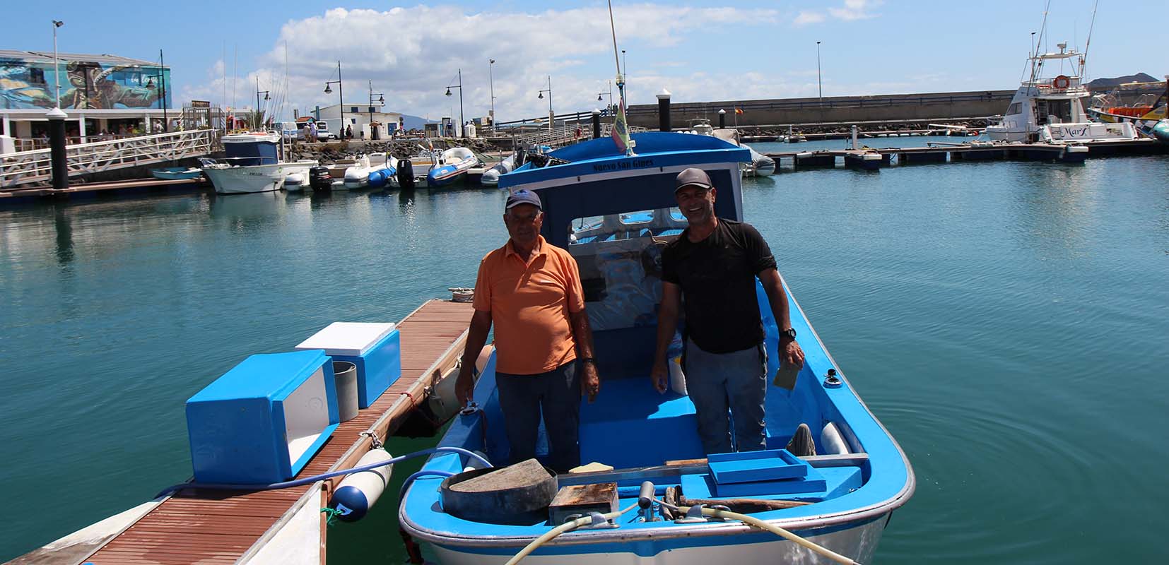 Los pescadores Pascual Santana, padre e hijo, en el puerto de Corralejo en Fuerteventura