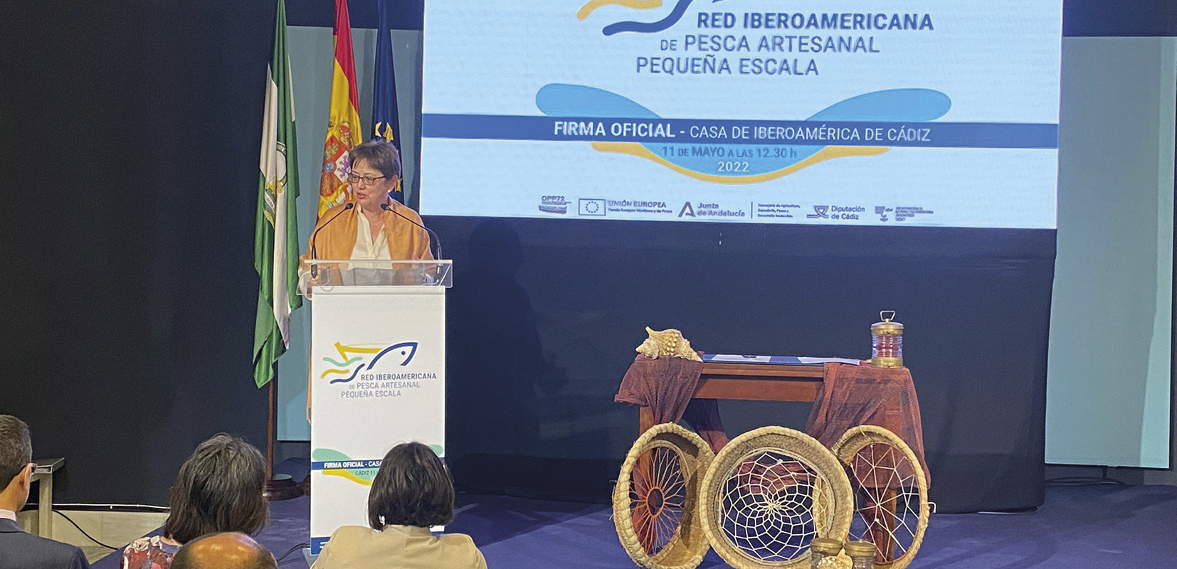 Mujer hablando en la conferencia de la Red Iberoamericana de Pesca Artesanal